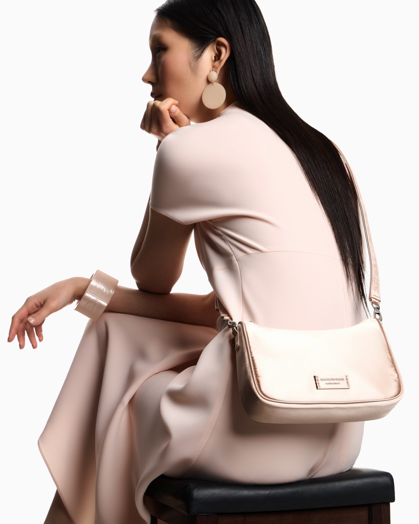 Borsa a spalla in satin con tracolla catena Slide 6