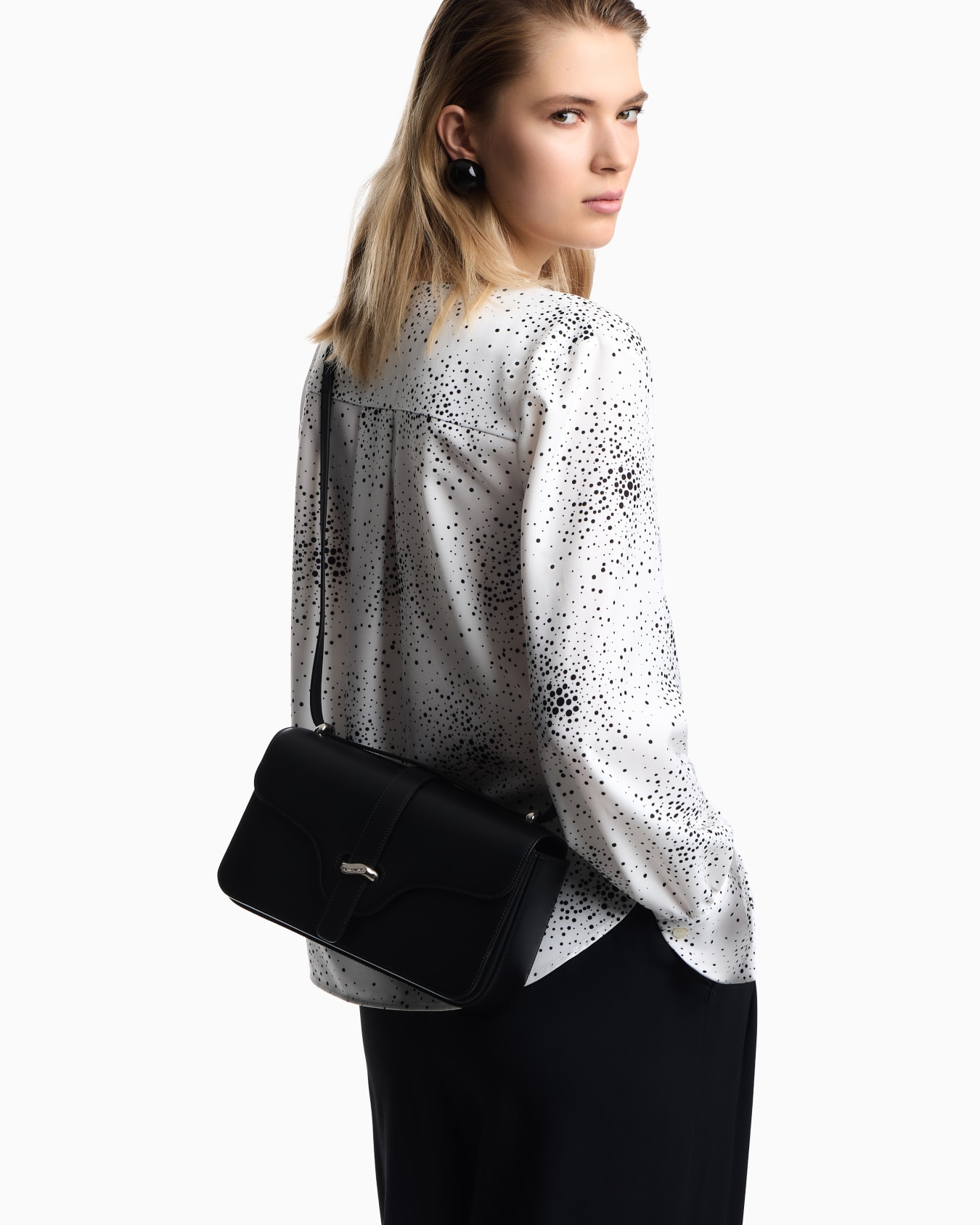 Large shoulder bag in smooth leather Slide 5