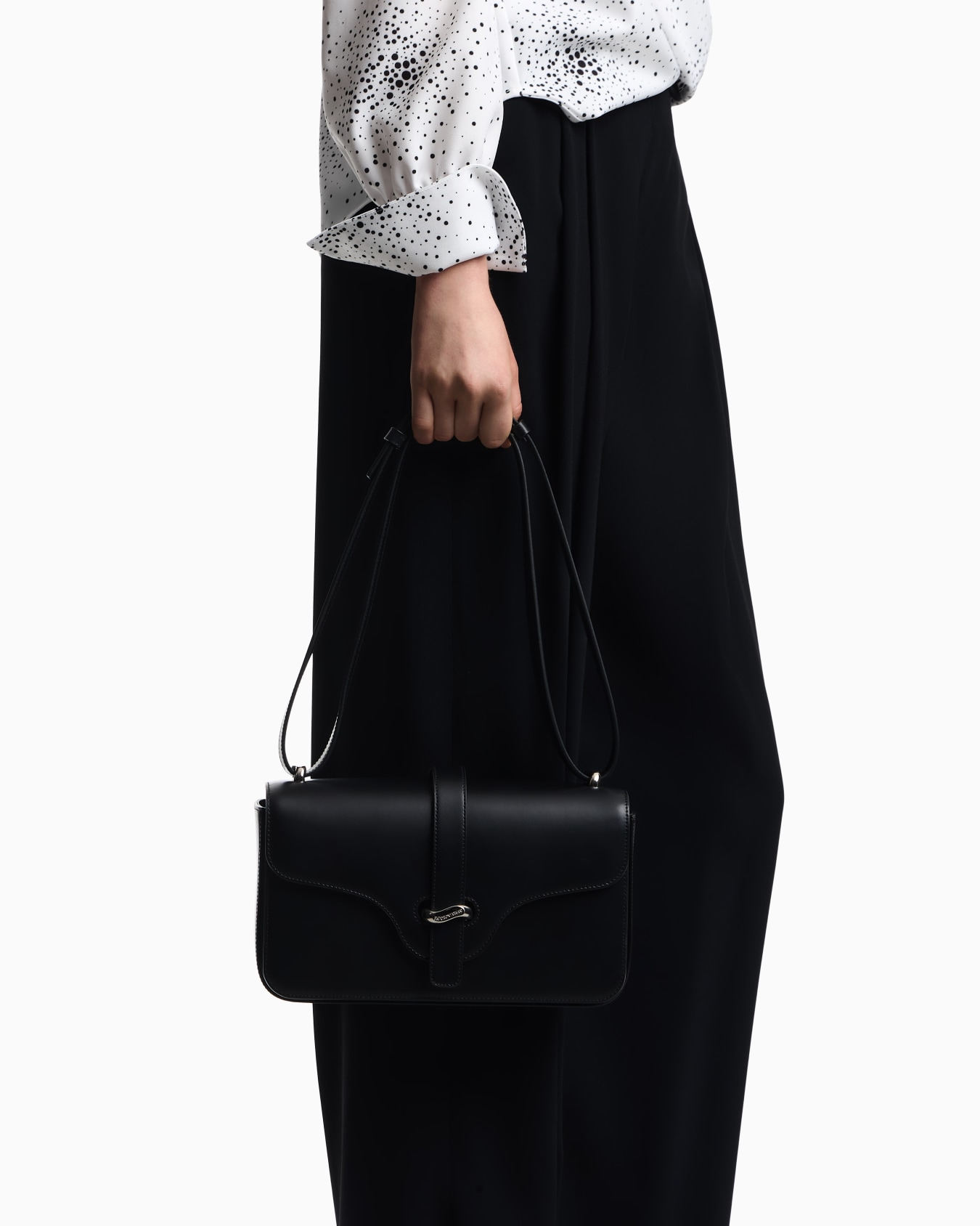 Large shoulder bag in smooth leather Slide 6