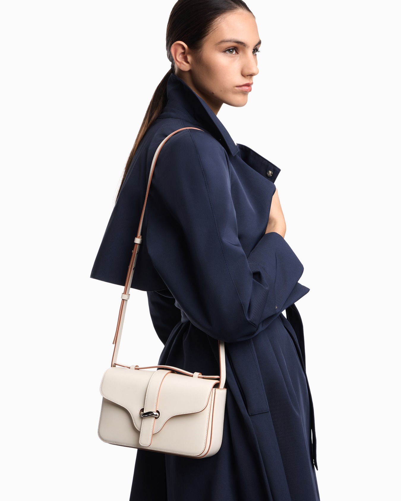 Smooth leather shoulder bag Slide 5