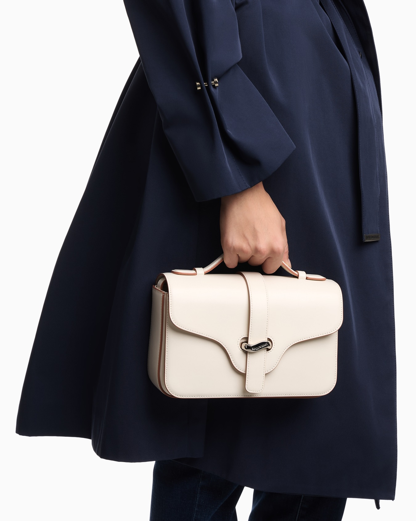 Smooth leather shoulder bag Slide 6