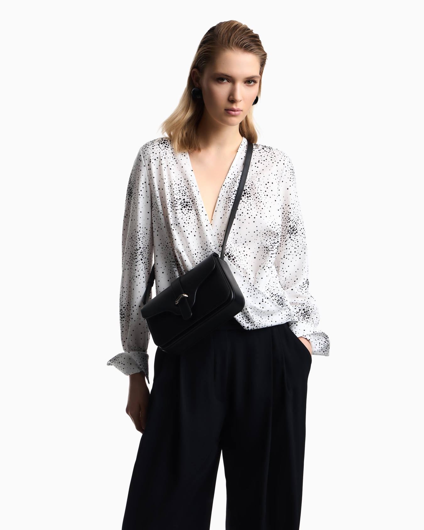 Smooth leather shoulder bag Slide 5