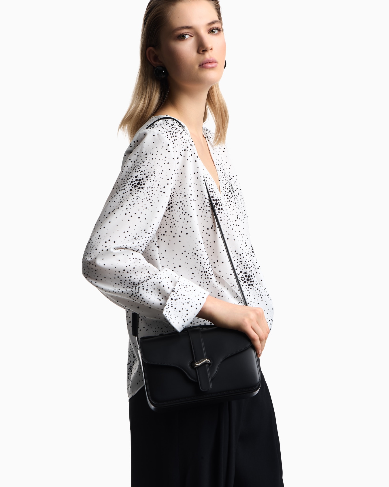 Smooth leather shoulder bag Slide 6