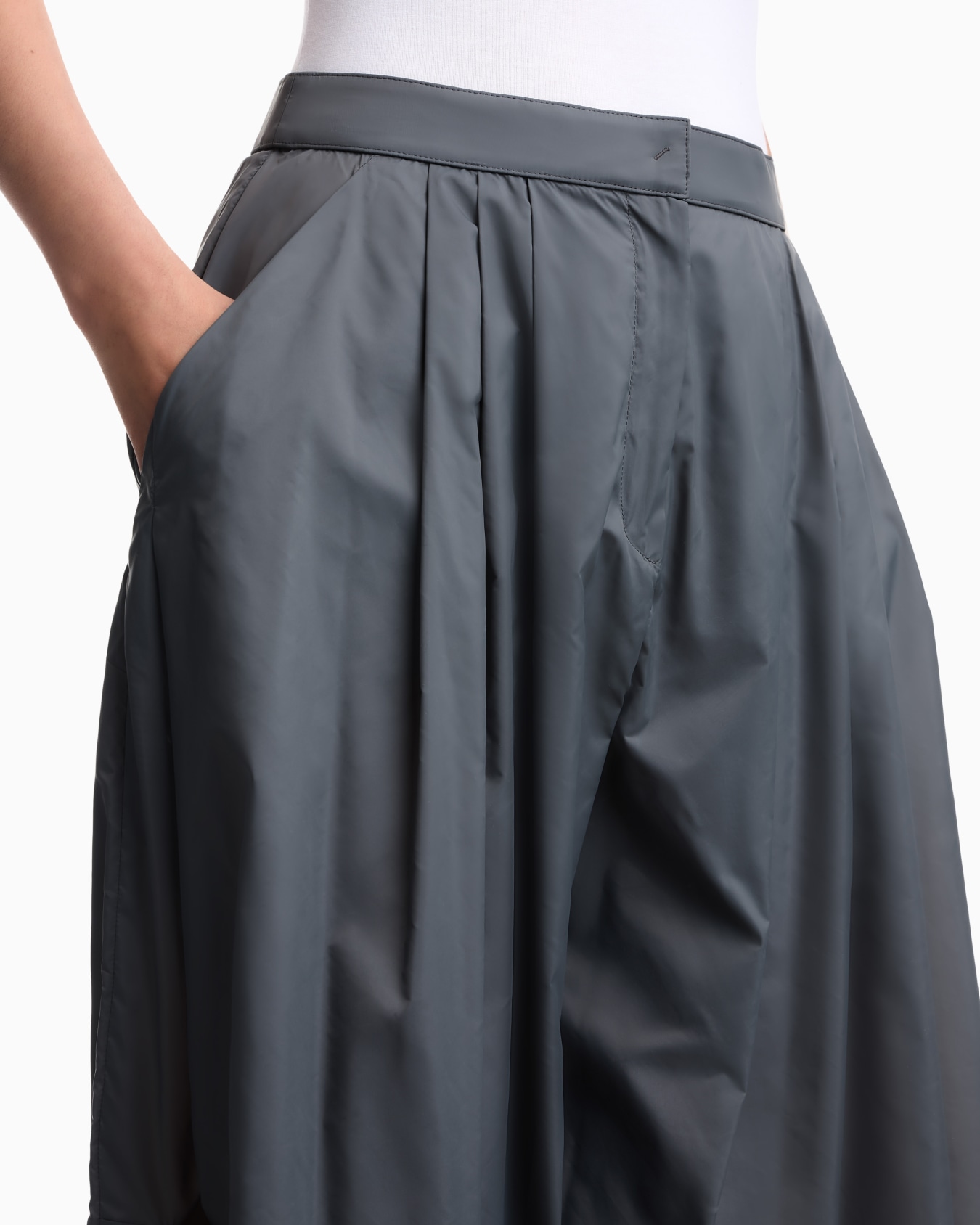 Lightweight nylon wide-leg trousers Slide 6