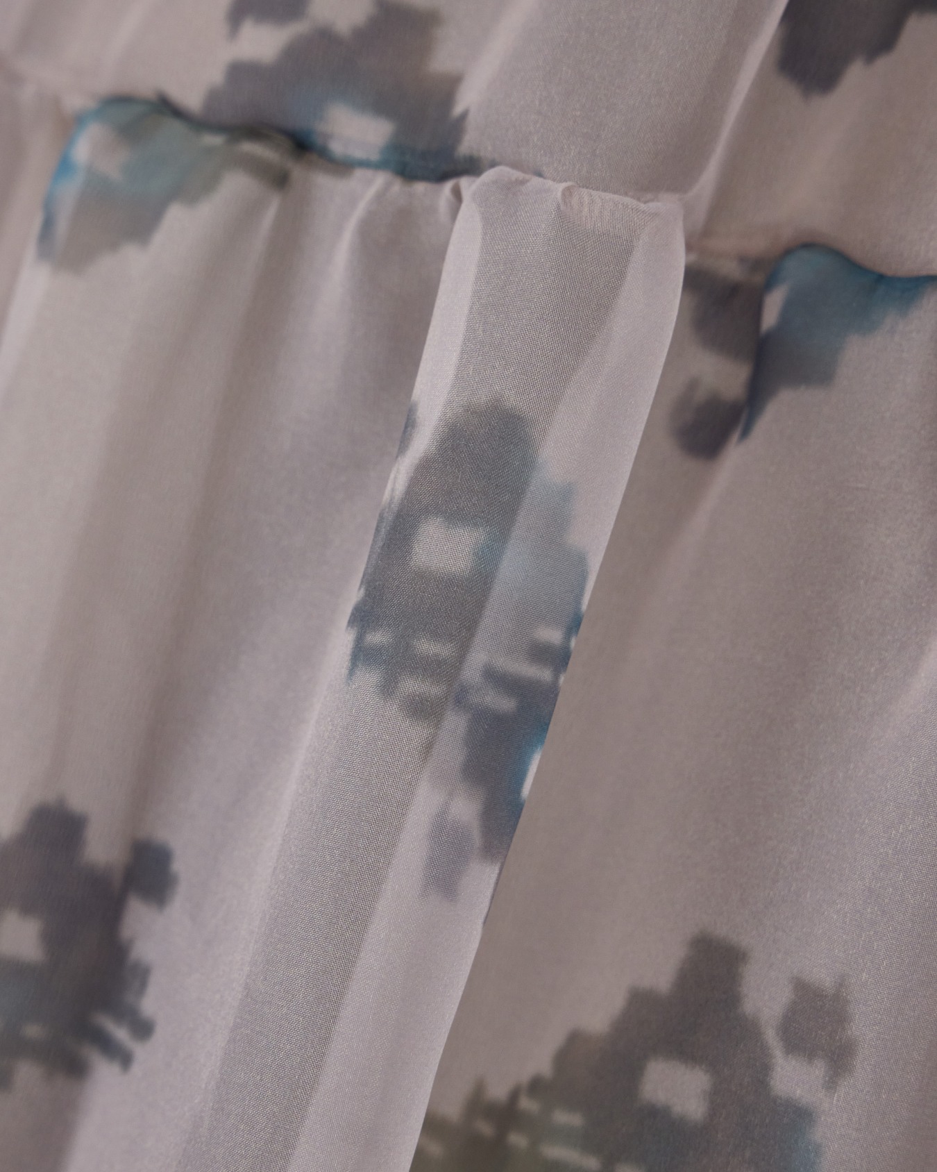 Long flounced dress in technical organza with carpet print Slide 3