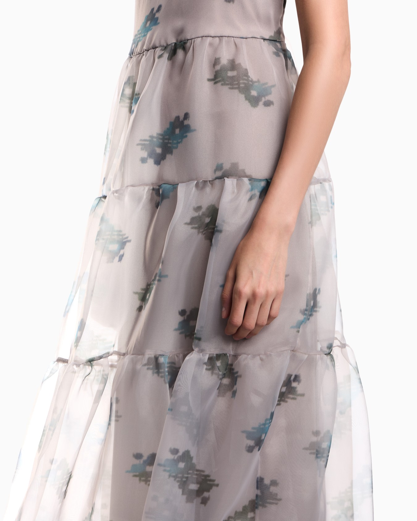 Long flounced dress in technical organza with carpet print Slide 5