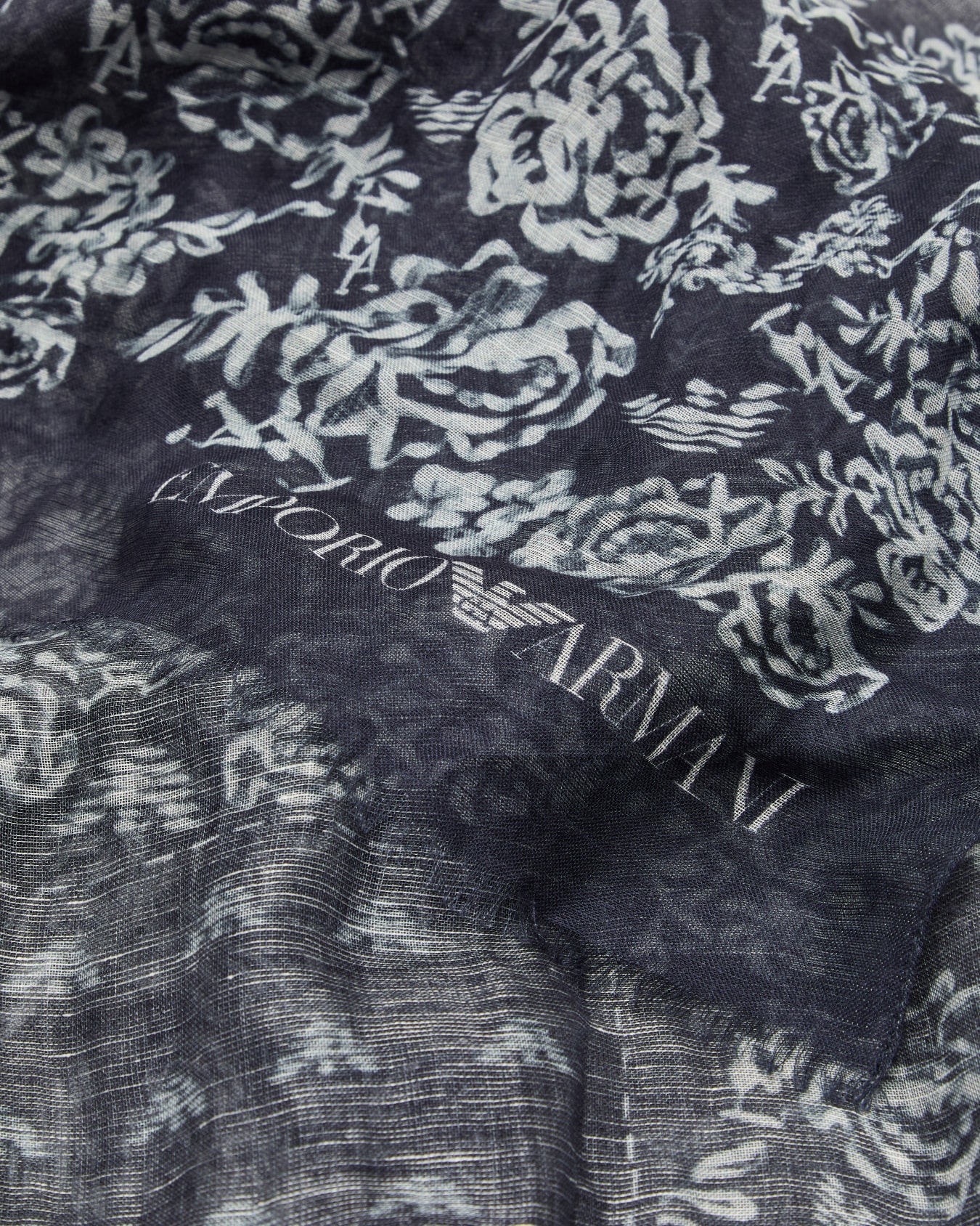 Linen blend stole with a bandana print Slide 1