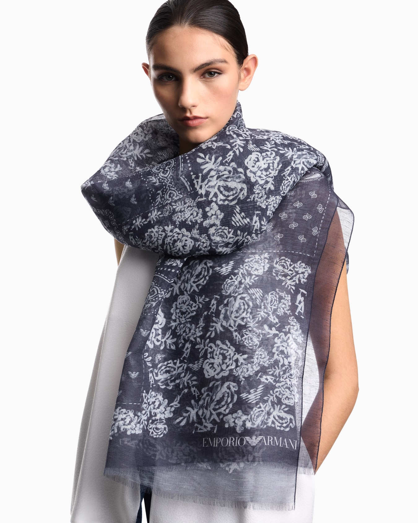 Linen blend stole with a bandana print Slide 2