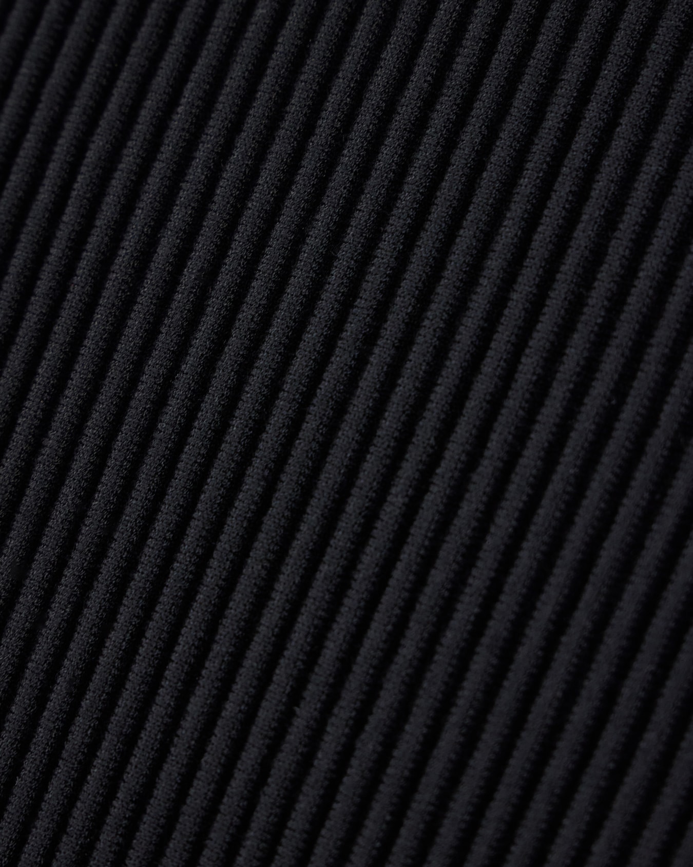 High-waisted viscose skirt with a slit and side fringe Slide 3