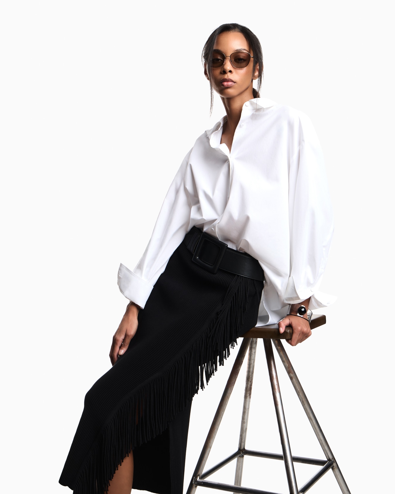 High-waisted viscose skirt with a slit and side fringe Slide 2
