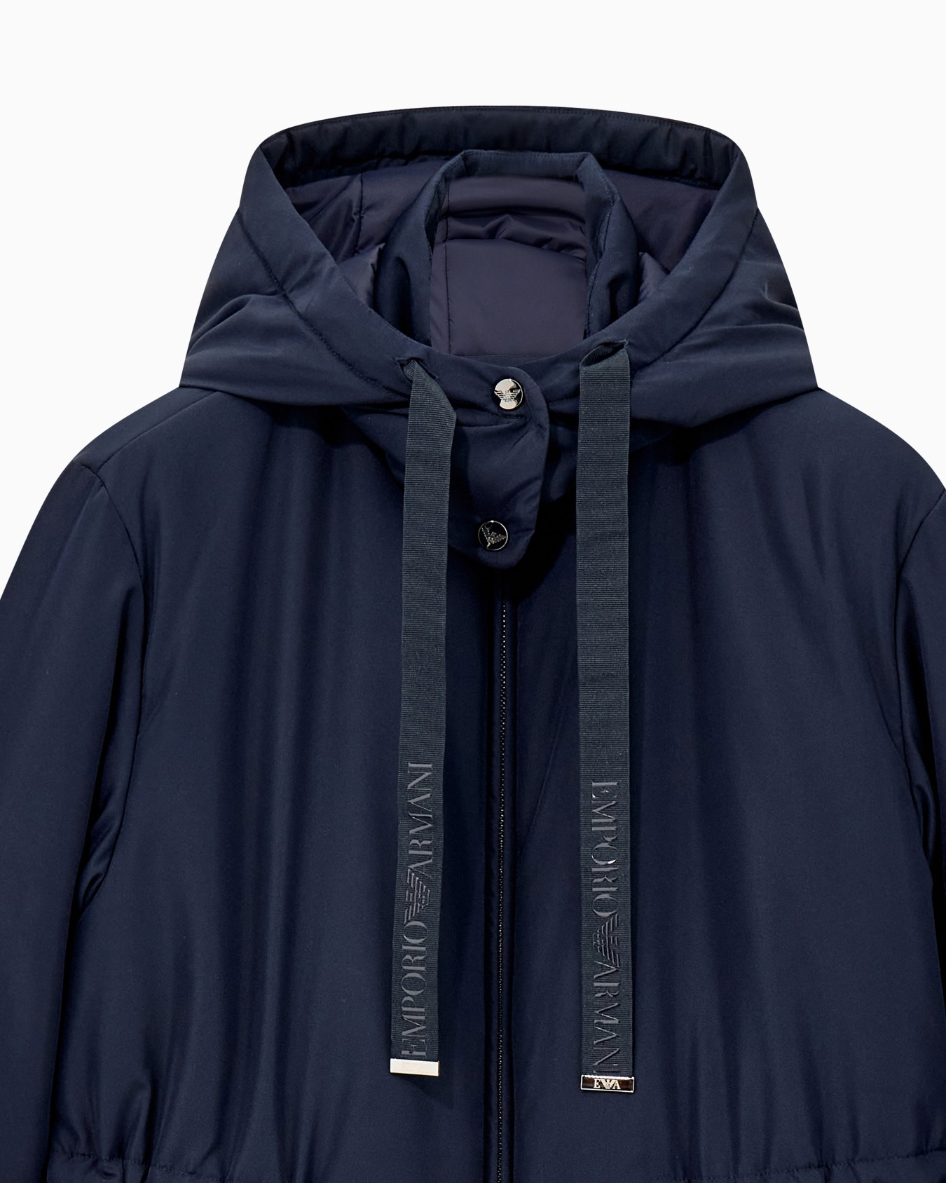 Lightweight nylon parka Travel Essential Slide 3