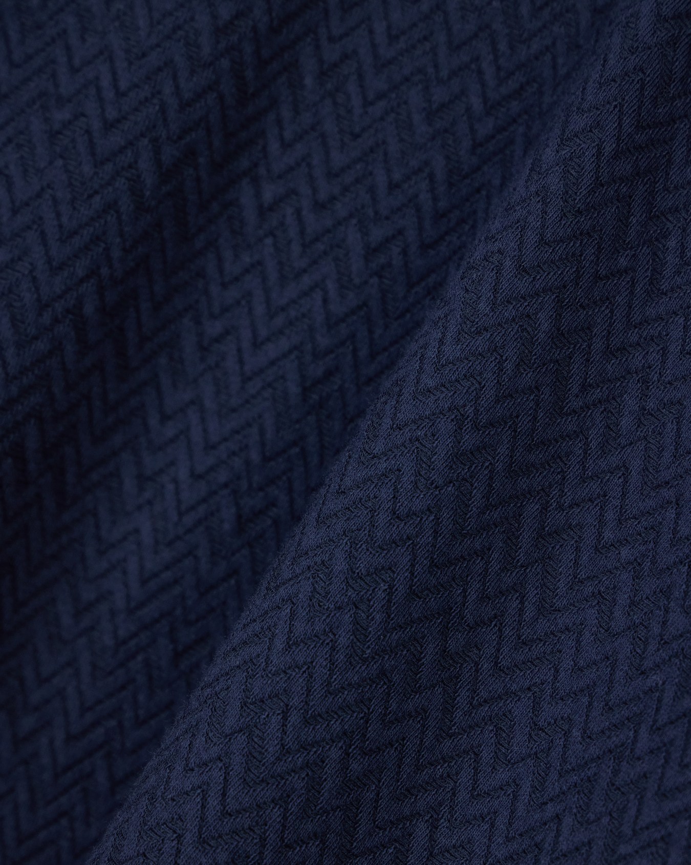 Crew neck cotton jacquard jumper with a chevron pattern Slide 4