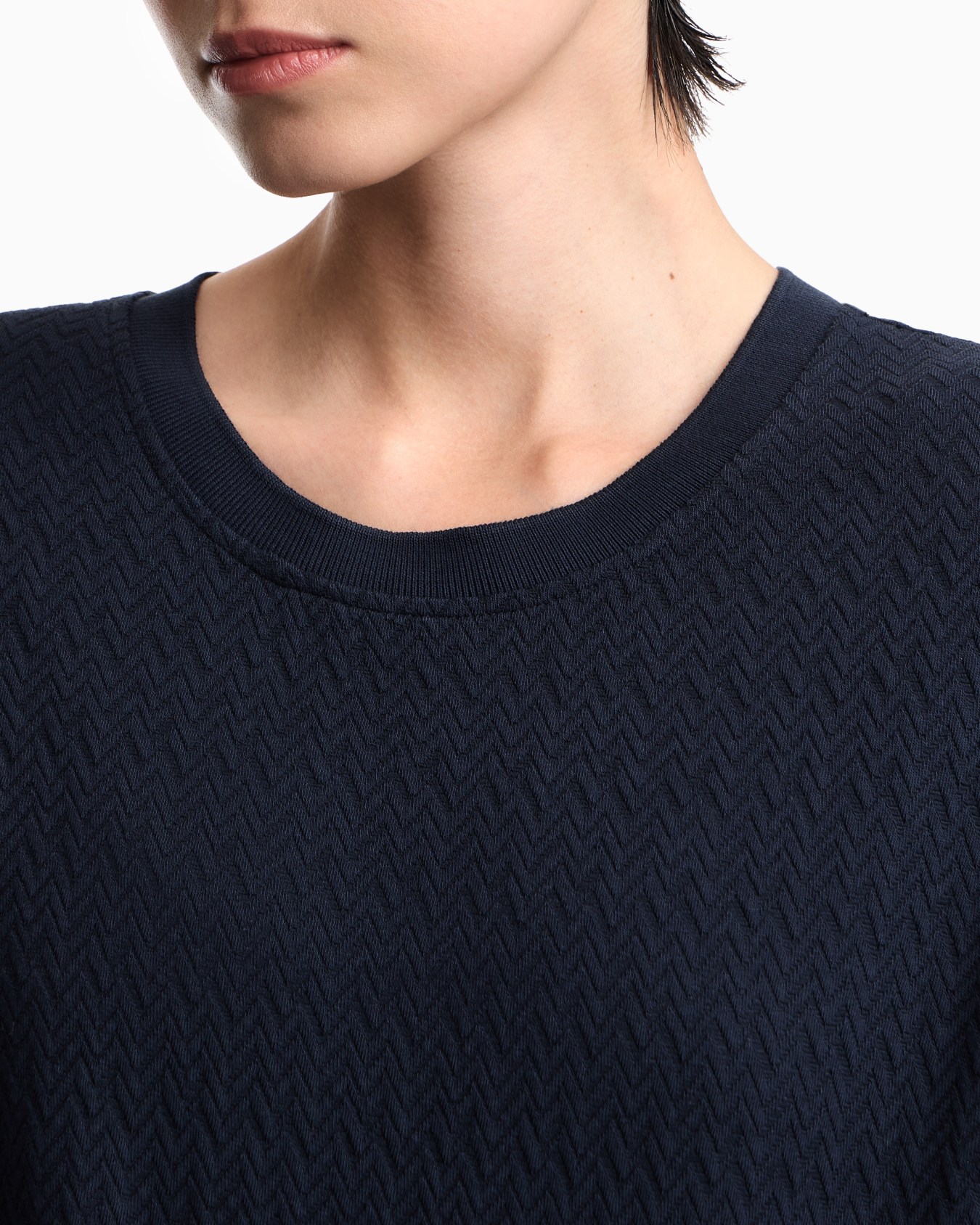 Crew neck cotton jacquard jumper with a chevron pattern Slide 4