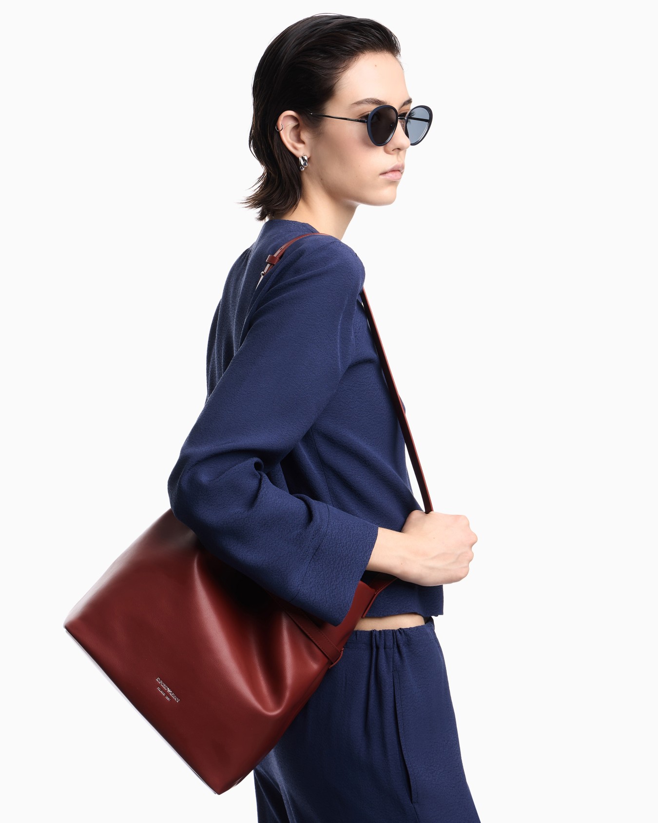 Smooth leather bucket bag Slide 5