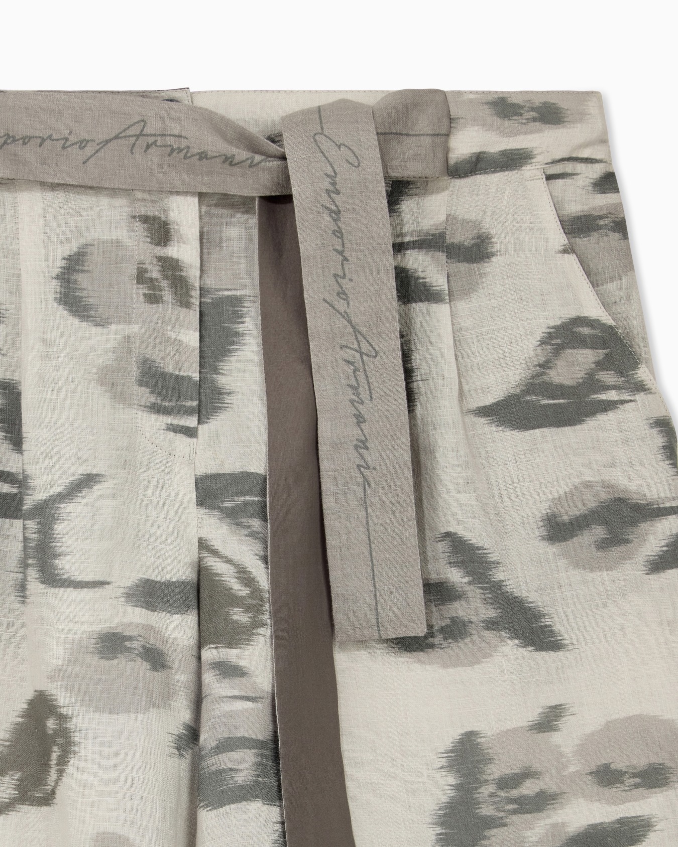 Linen Bermuda shorts with a chiné flower print and belt Slide 2
