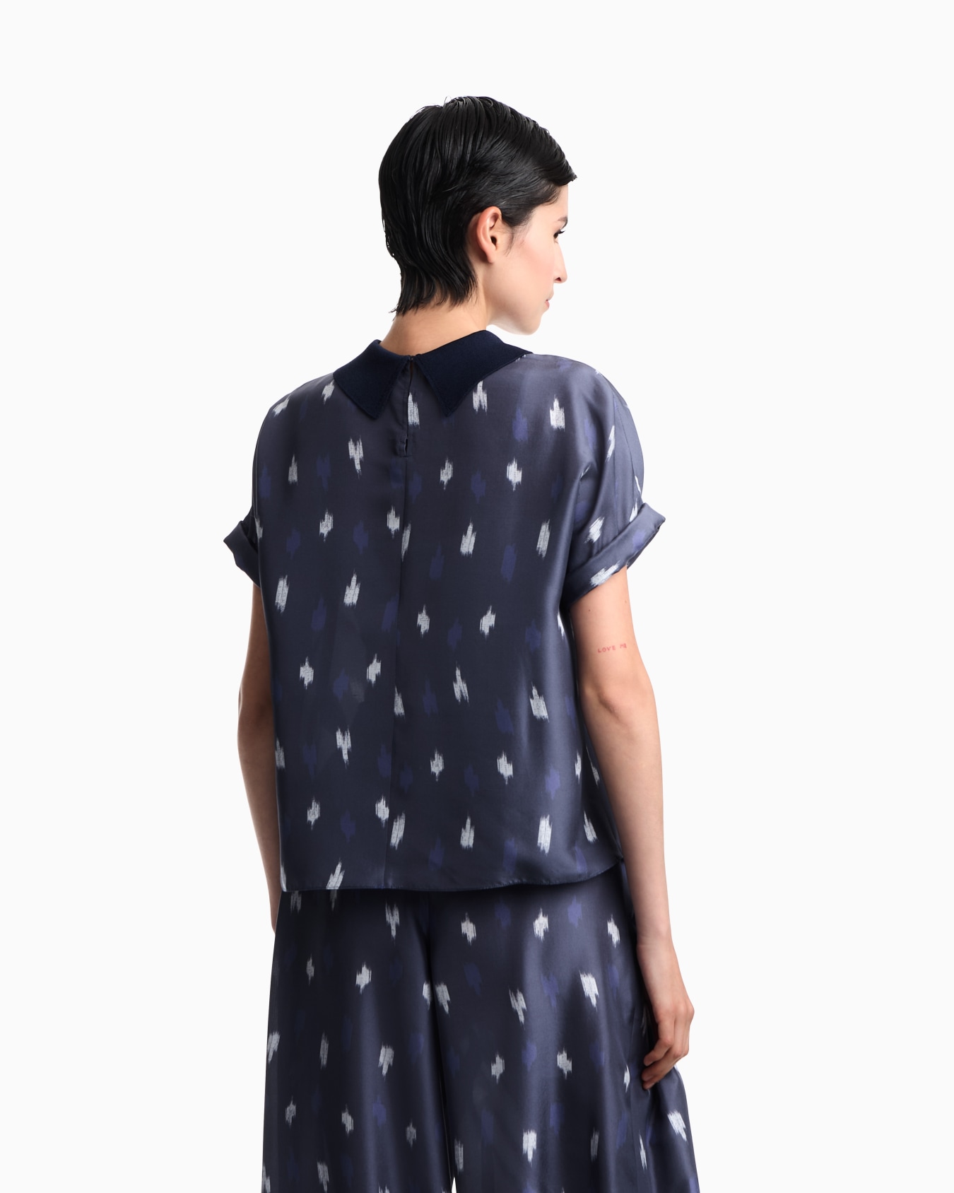 Silk shantung top with carpet print Slide 5