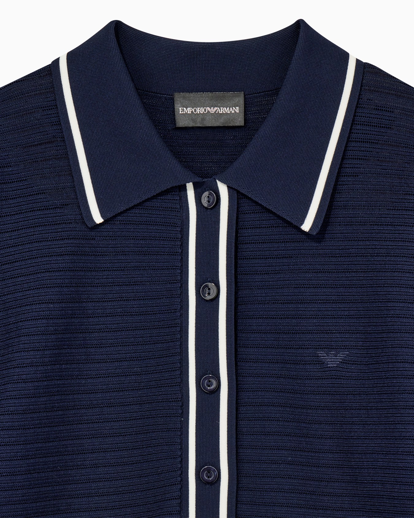 Polo de punto calado con ribetes a contraste y logotipo Diapositiva 2