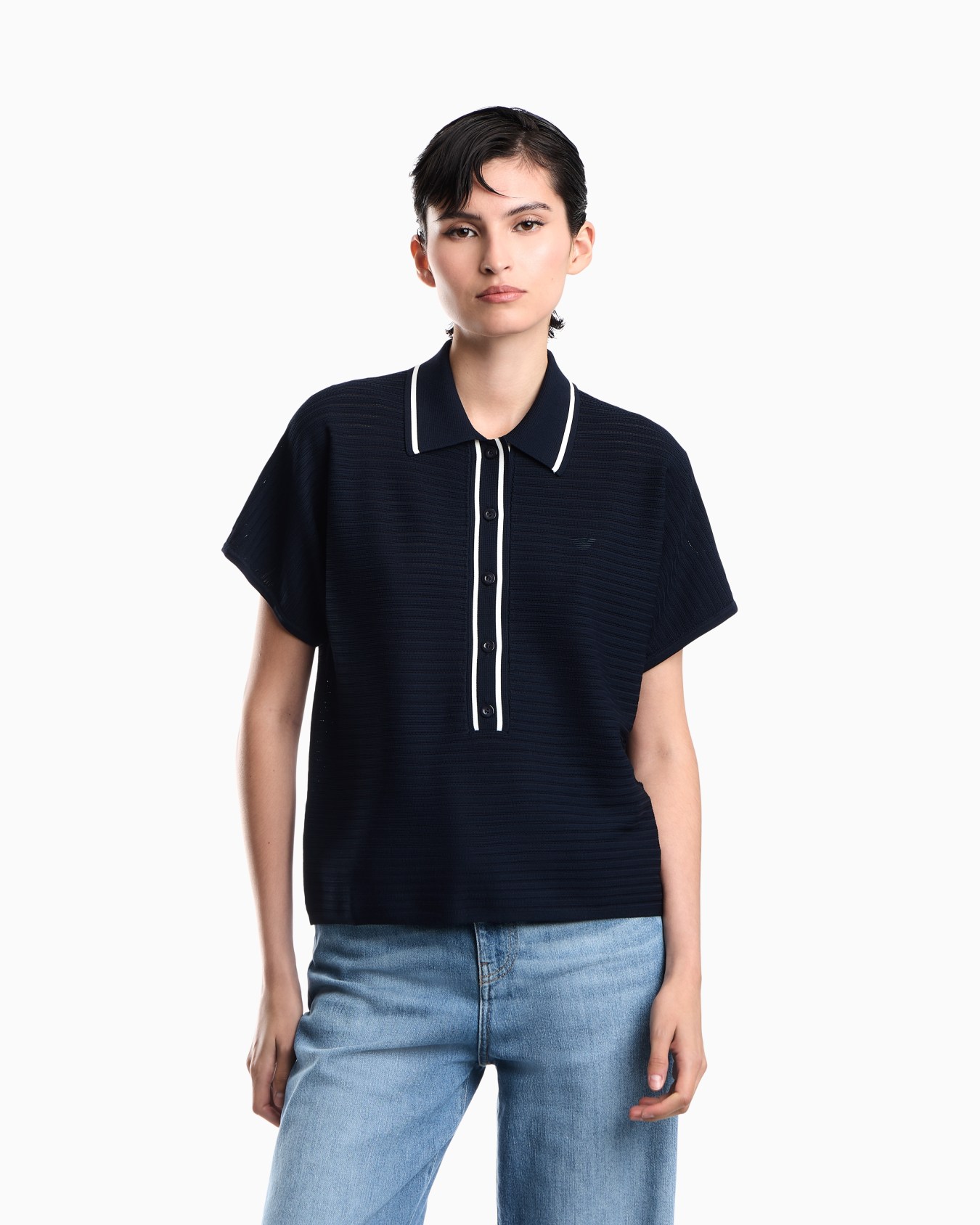 Polo de punto calado con ribetes a contraste y logotipo Diapositiva 3