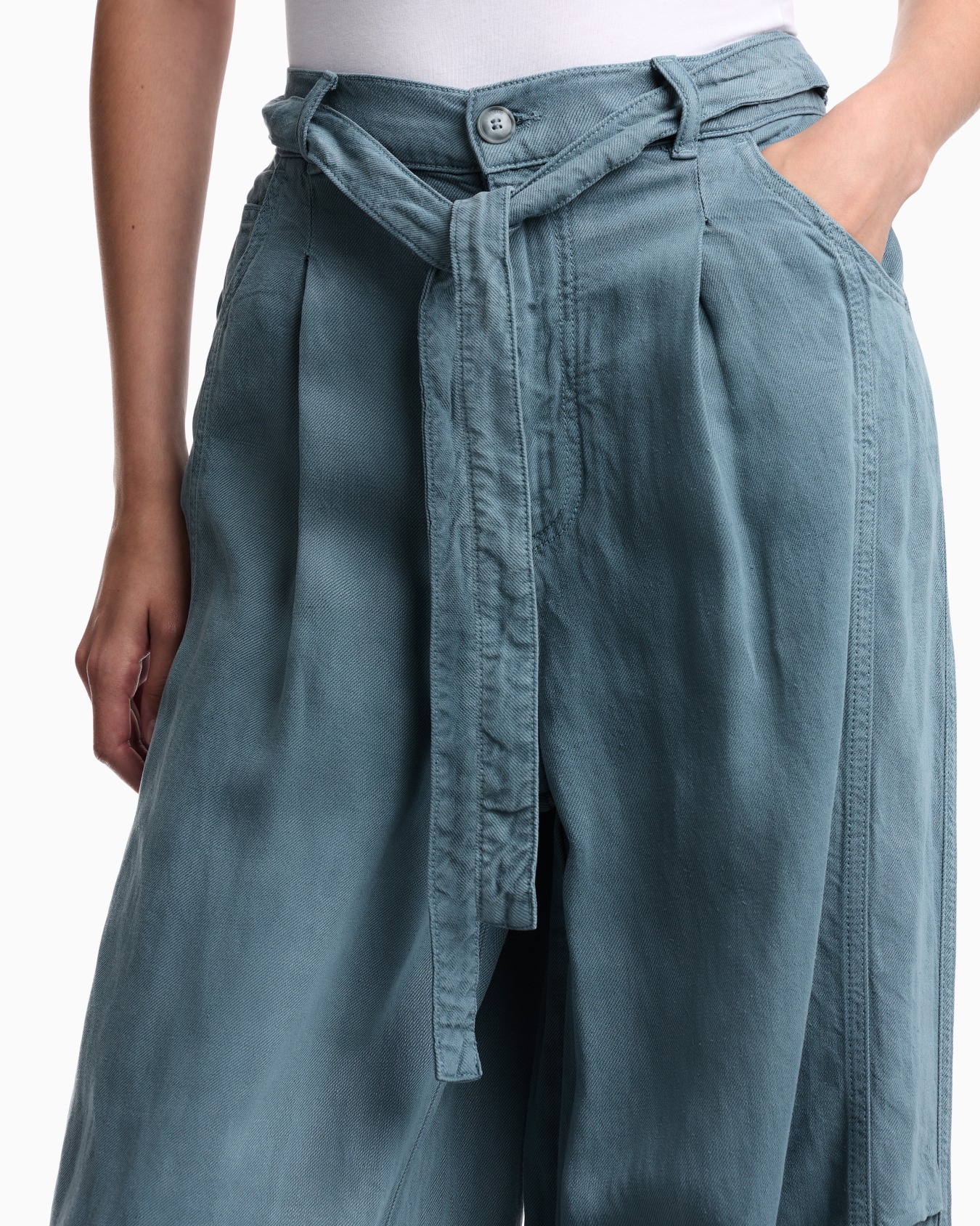 Garment-dyed linen and Lyocell five-pocket trousers Slide 6