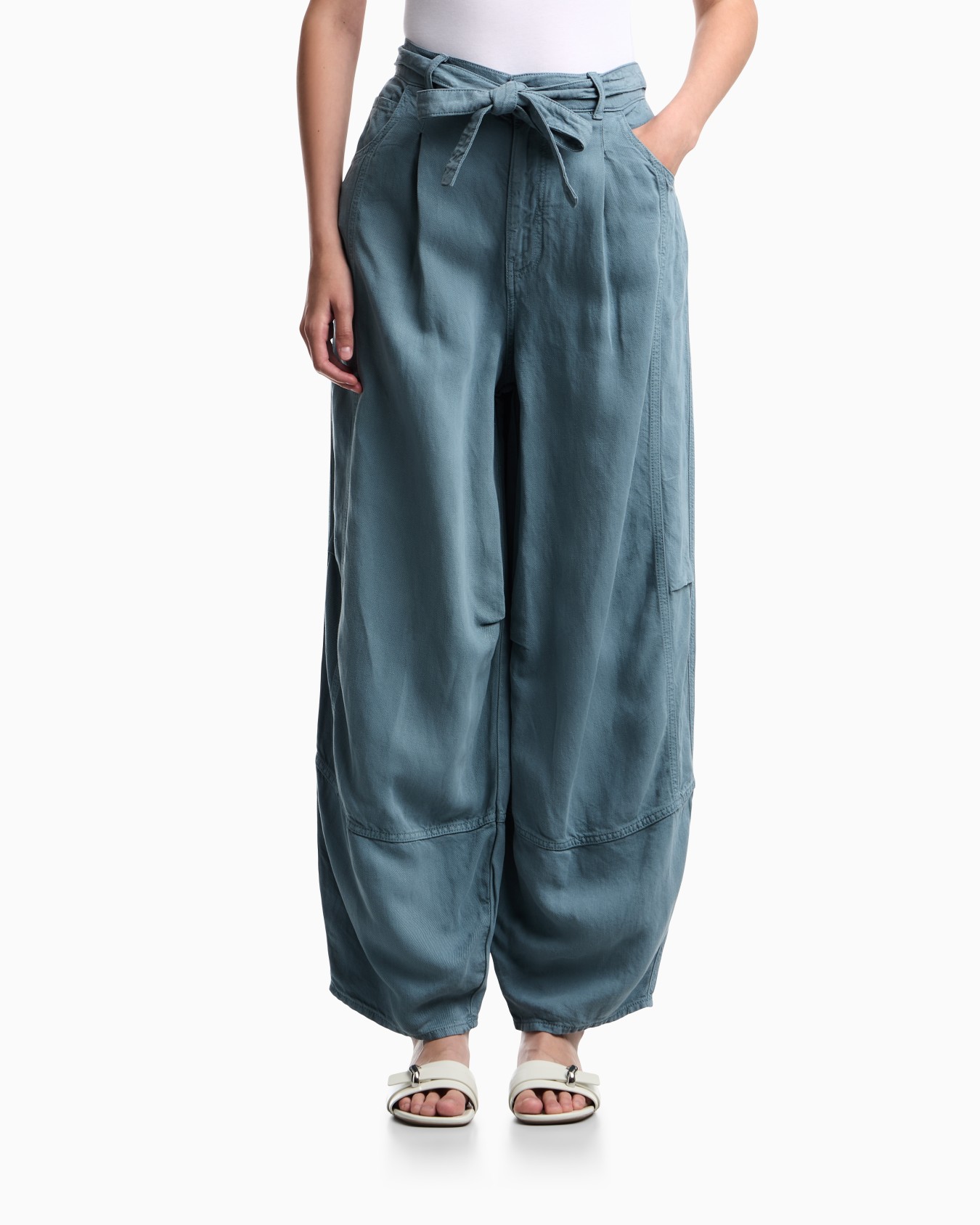 Garment-dyed linen and Lyocell five-pocket trousers Slide 3