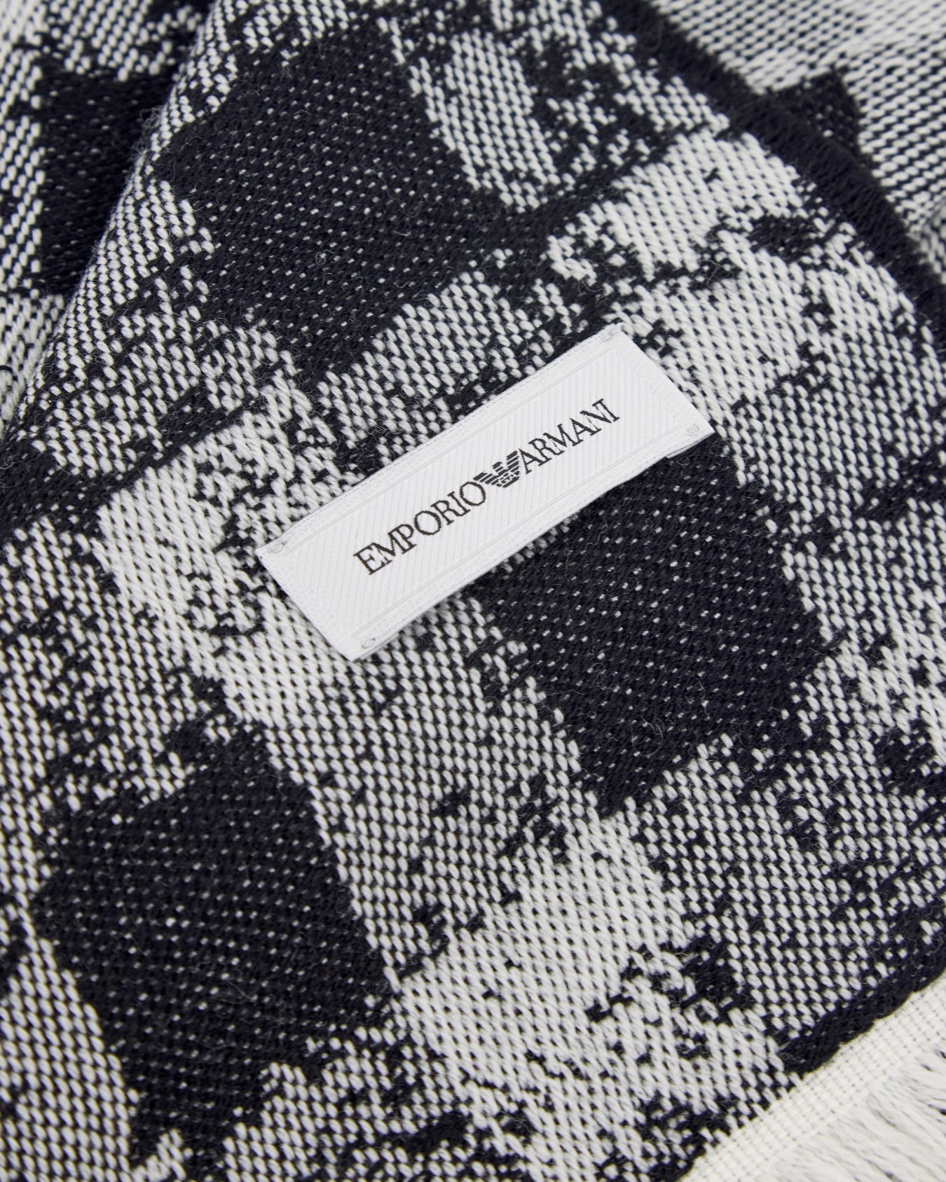 Vichy jacquard wool scarf with fringed edges Slide 1