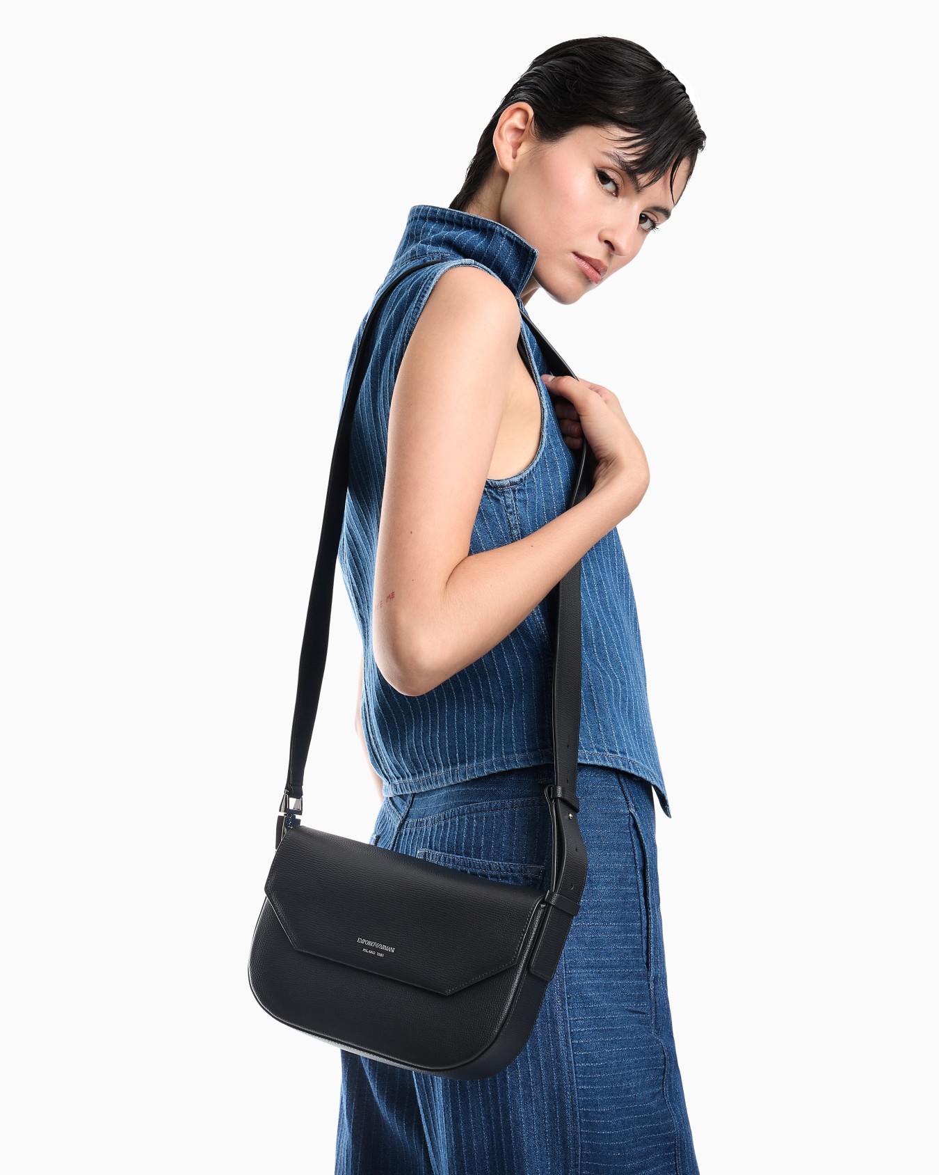 Emporio Armani 1981 leather shoulder bag Slide 6