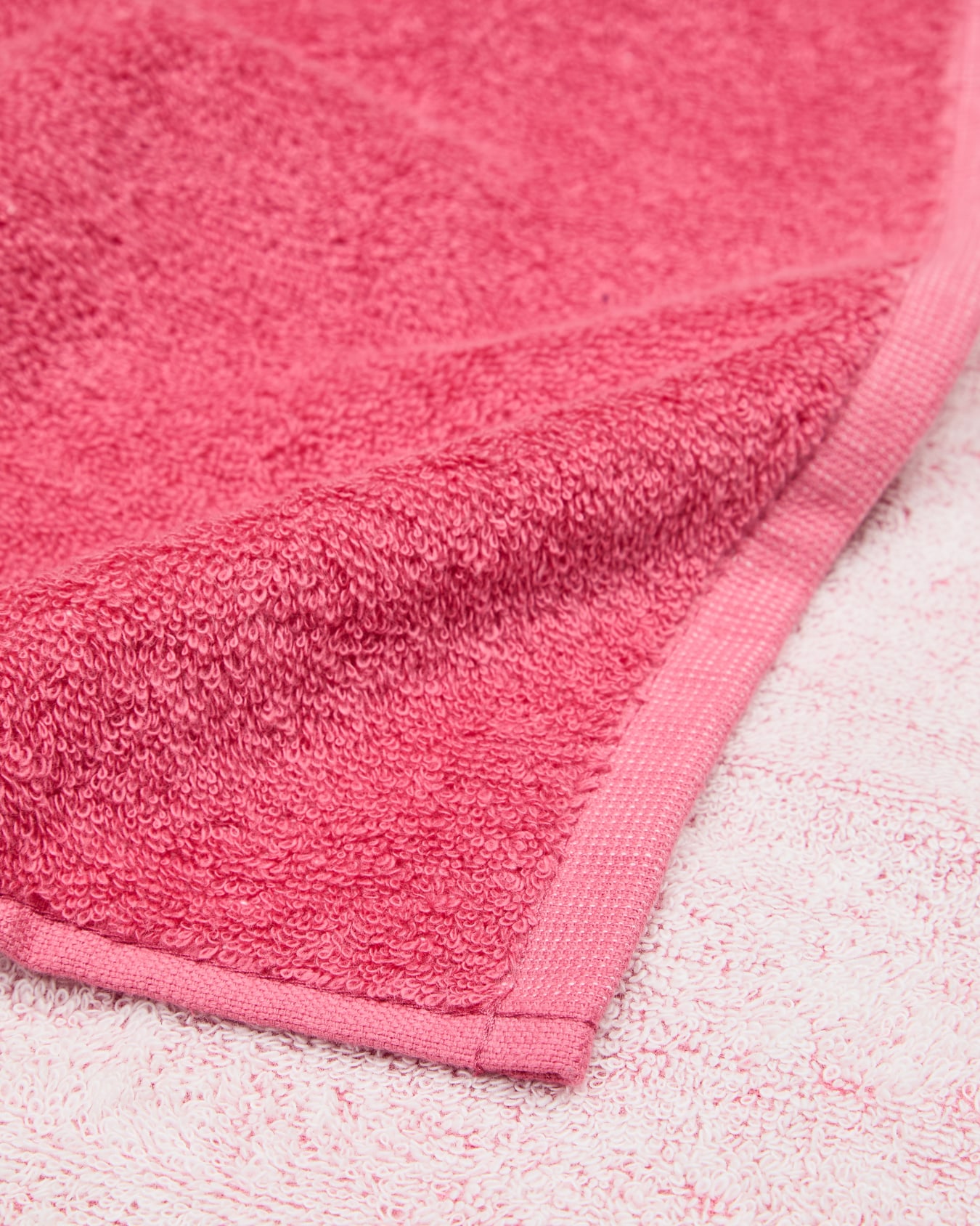 Essential Terry beach towel with logo Slide 1