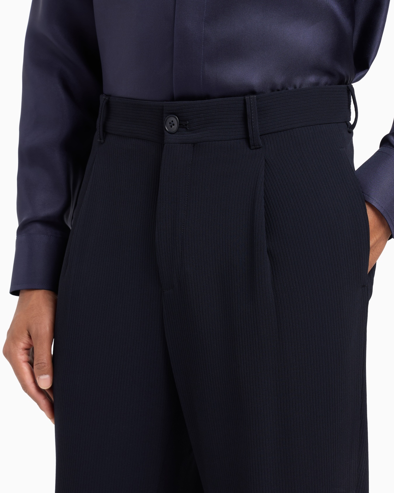 Single-pleat virgin wool trousers Slide 4