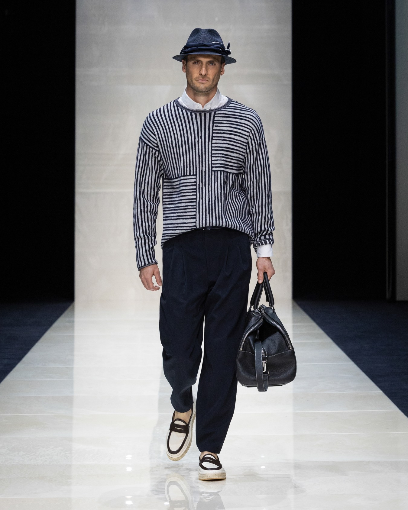 Slim-fit shirt in cotton poplin Slide 8