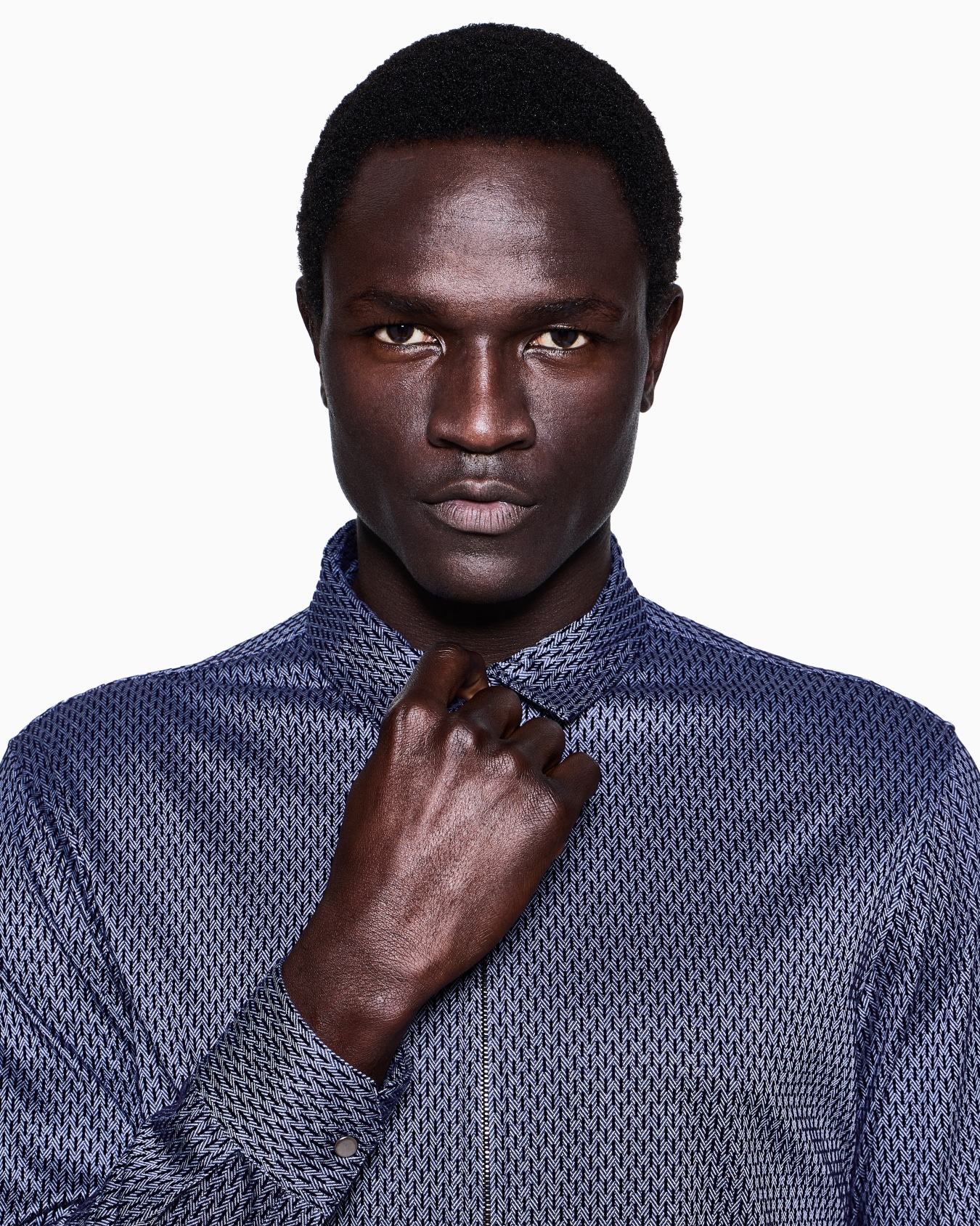 Camicia slim fit con zip in cotone con motivo geometrico floccato Slide 4