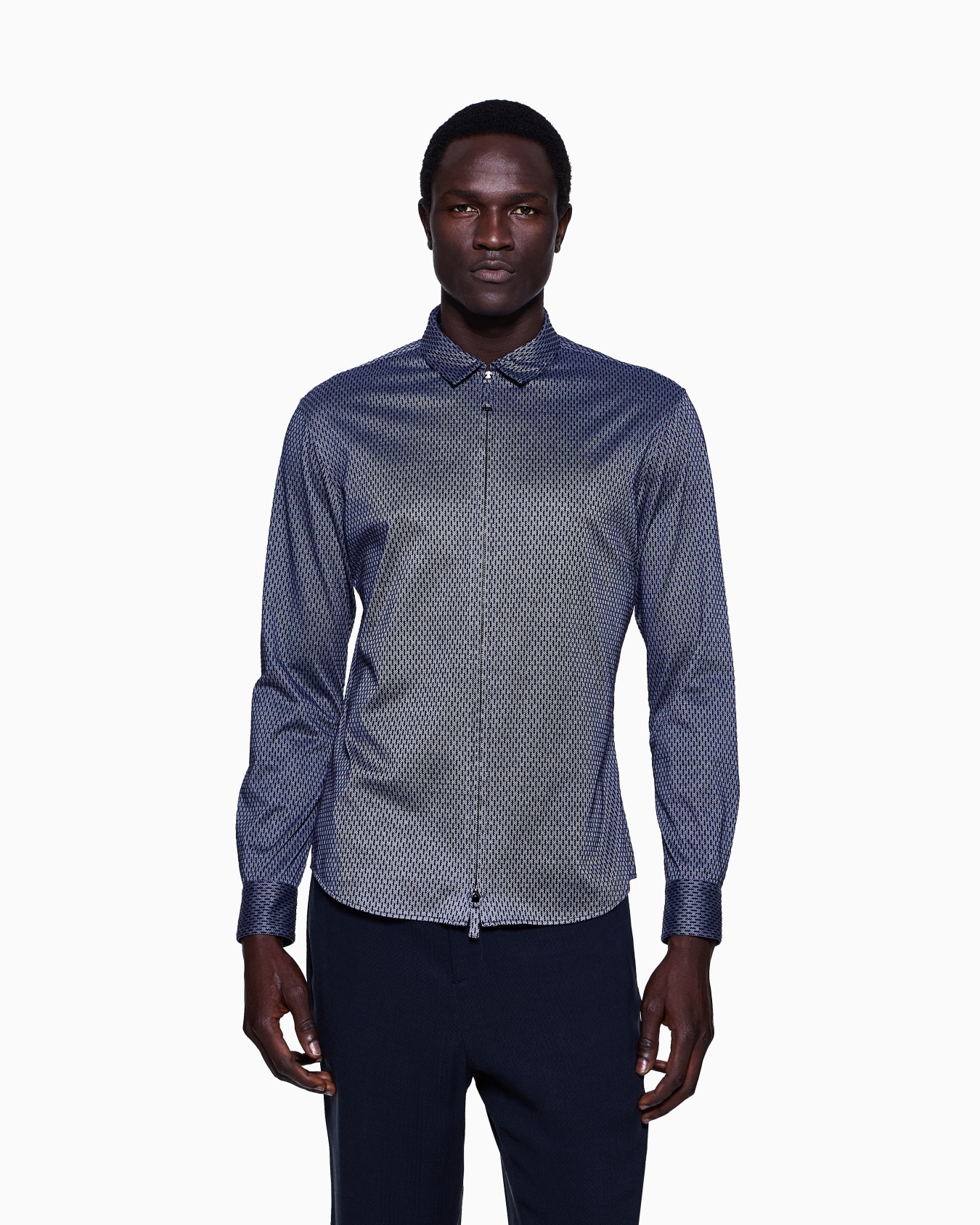 Camicia slim fit con zip in cotone con motivo geometrico floccato Slide 3