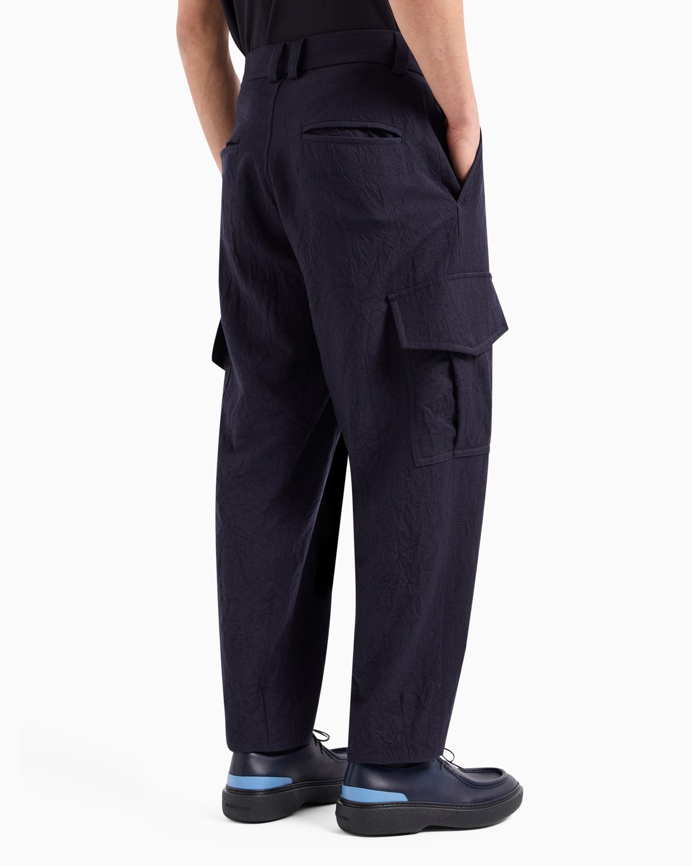 Single-pleat, crinkle wool flannel cargo trousers Slide 3