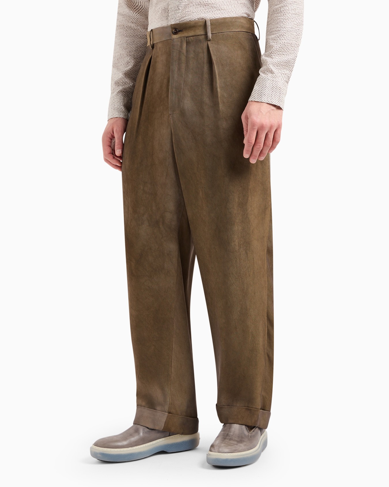 Single-pleat viscose trousers Slide 2