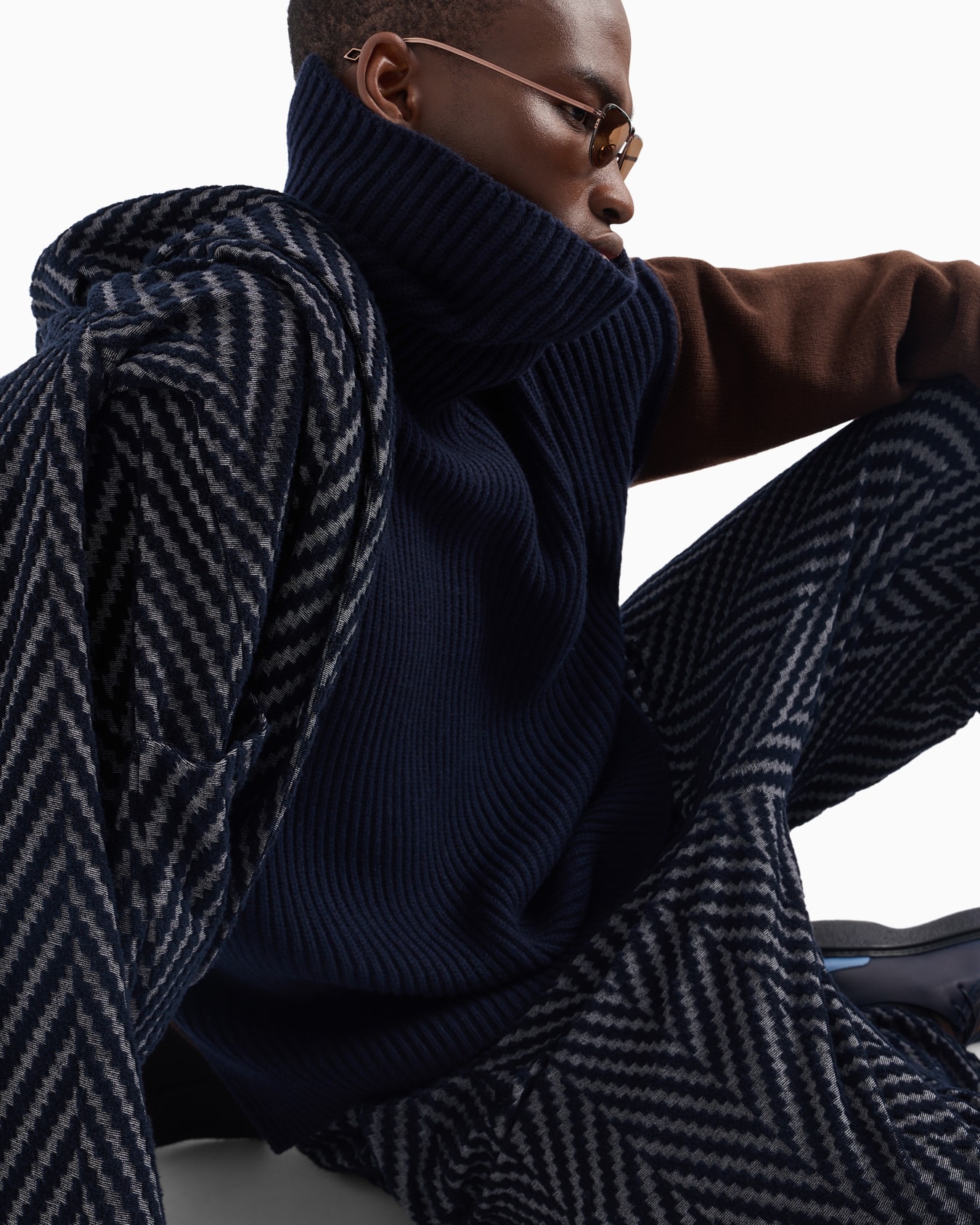 Single-breasted jacket in viscose and cotton-blend chevron jacquard jersey Slide 4