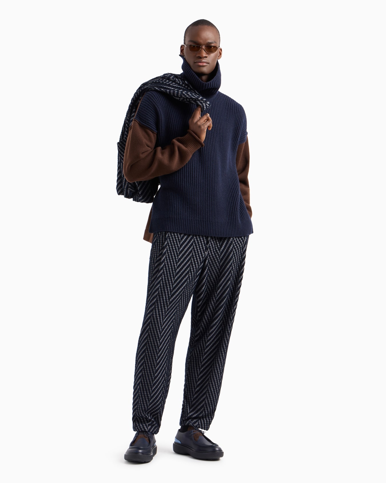 Single-breasted jacket in viscose and cotton-blend chevron jacquard jersey Slide 3