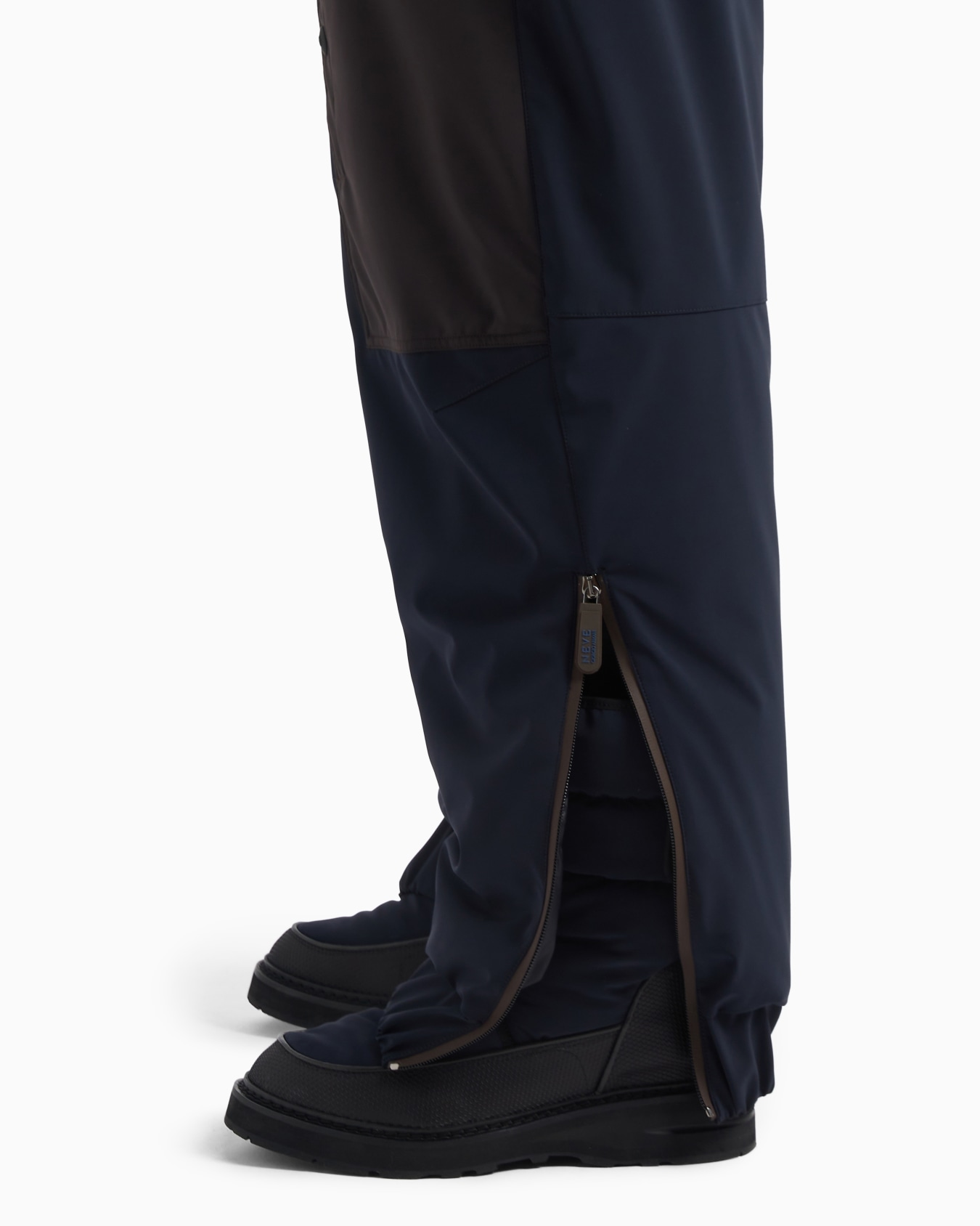Giorgio Armani Neve ski trousers in waterproof fabric Slide 5
