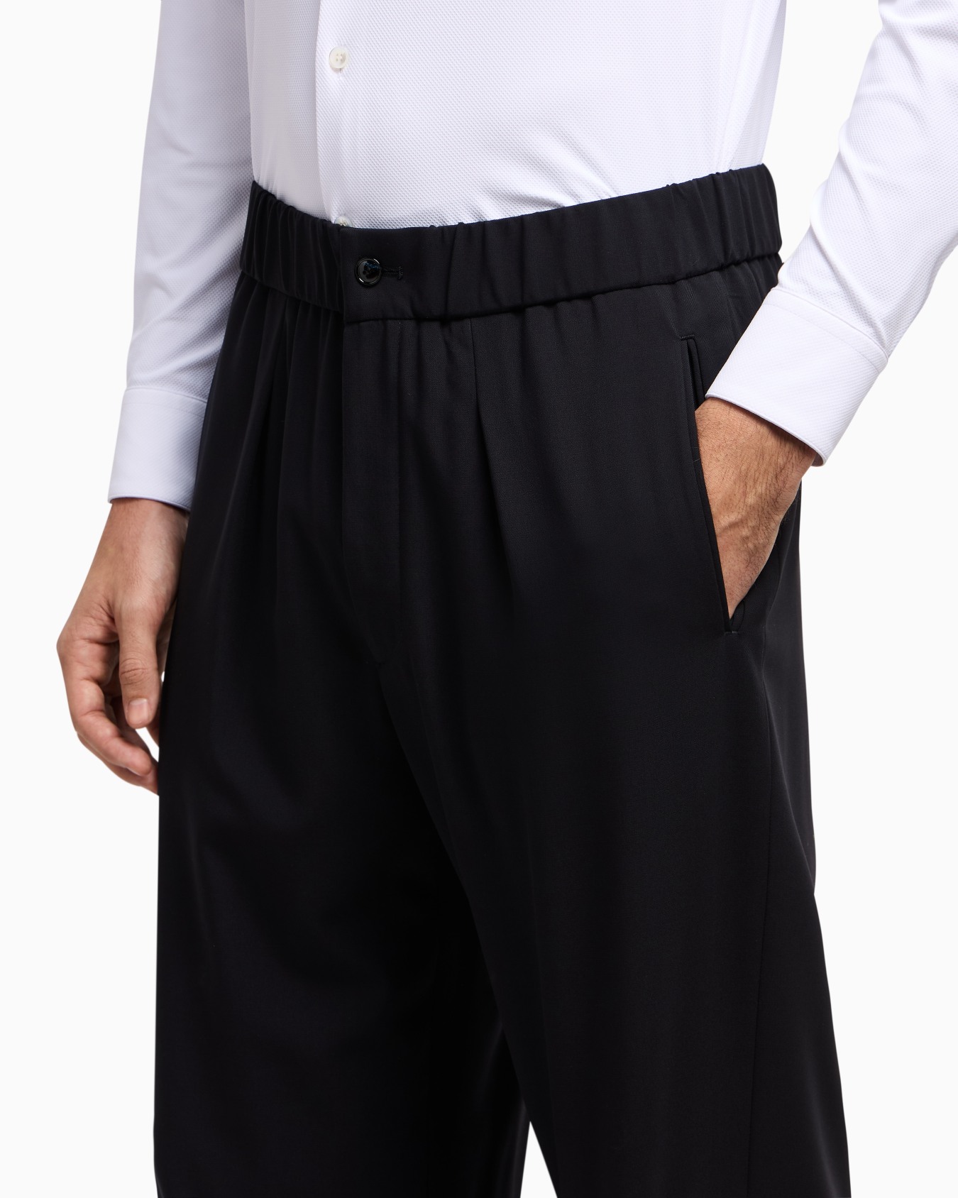Single-pleat, pure virgin wool crêpe trousers Slide 5