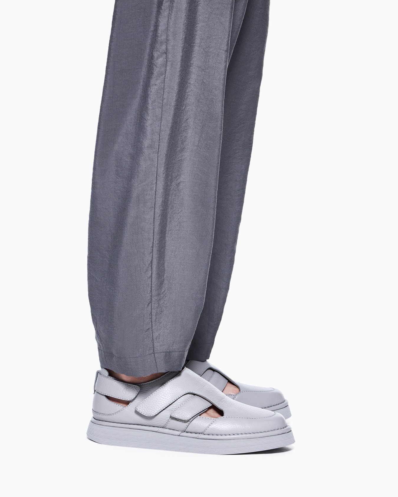 Washed, silk-blend, single-pleat trousers Slide 4