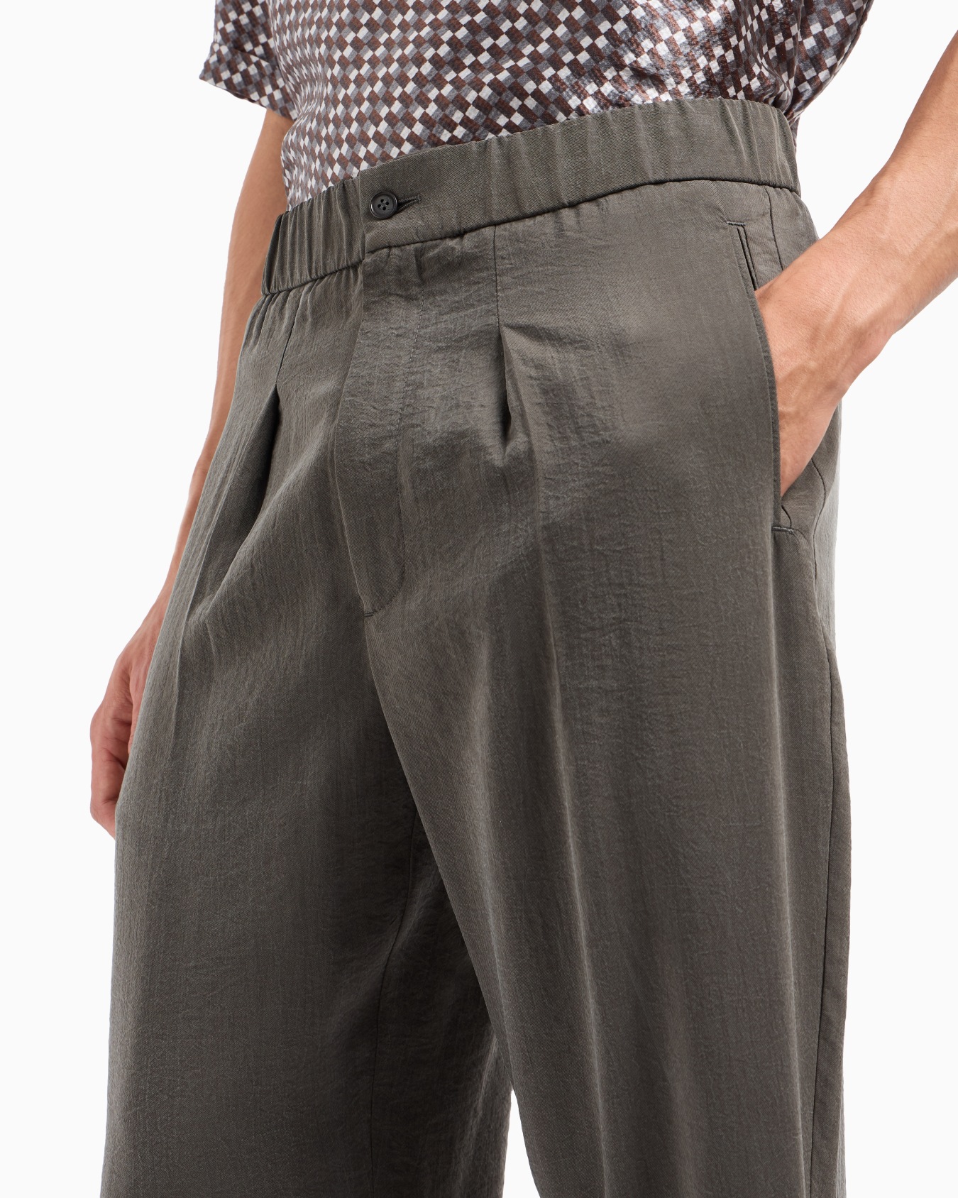 Washed, silk-blend, single-pleat trousers Slide 4