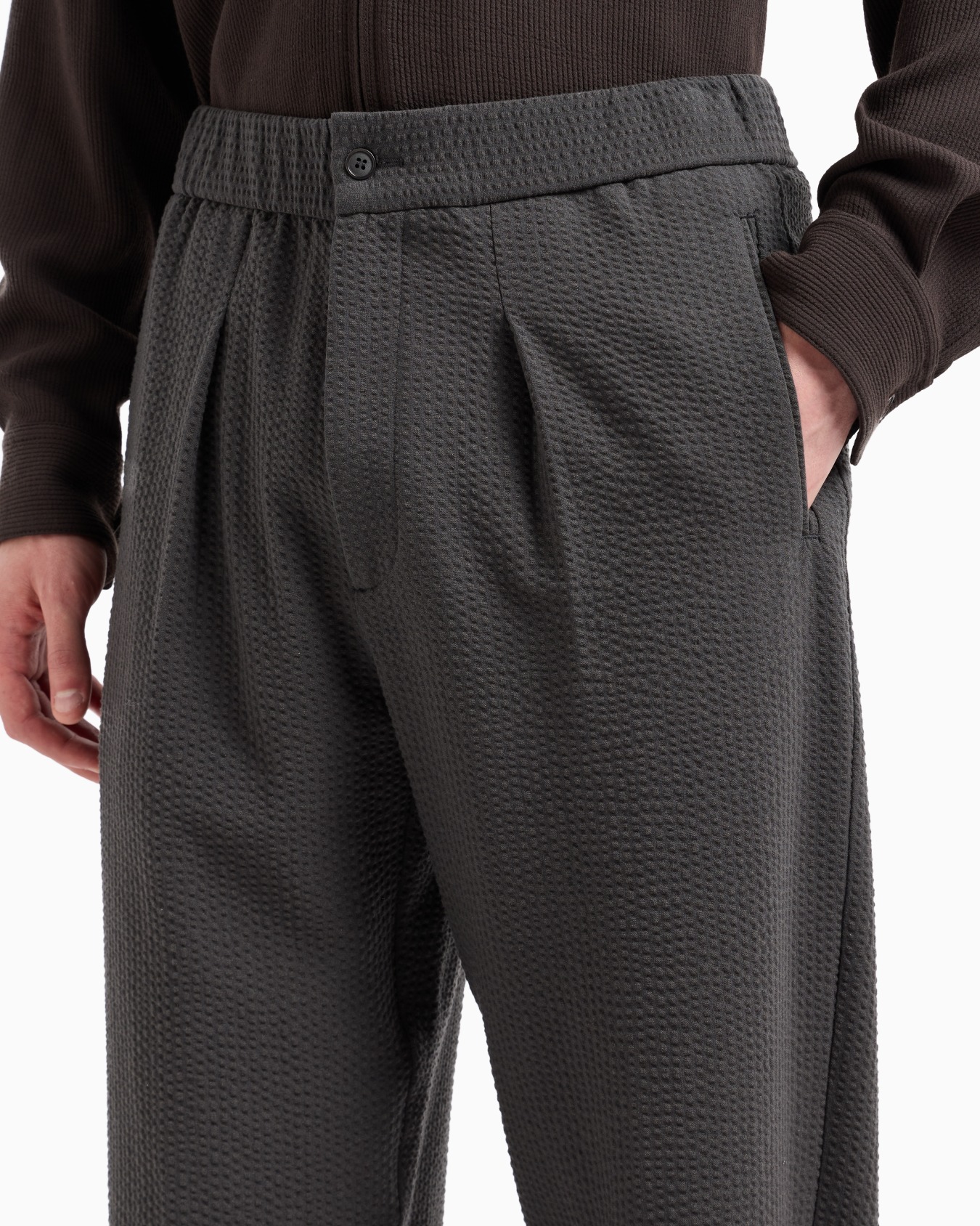 Single-pleat, virgin wool and cashmere seersucker trousers Slide 4