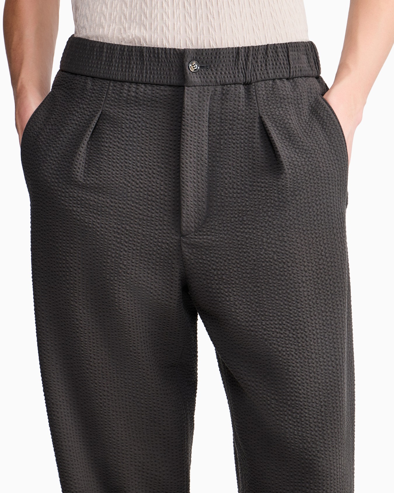 Single-pleat, virgin wool and cashmere seersucker trousers Slide 6
