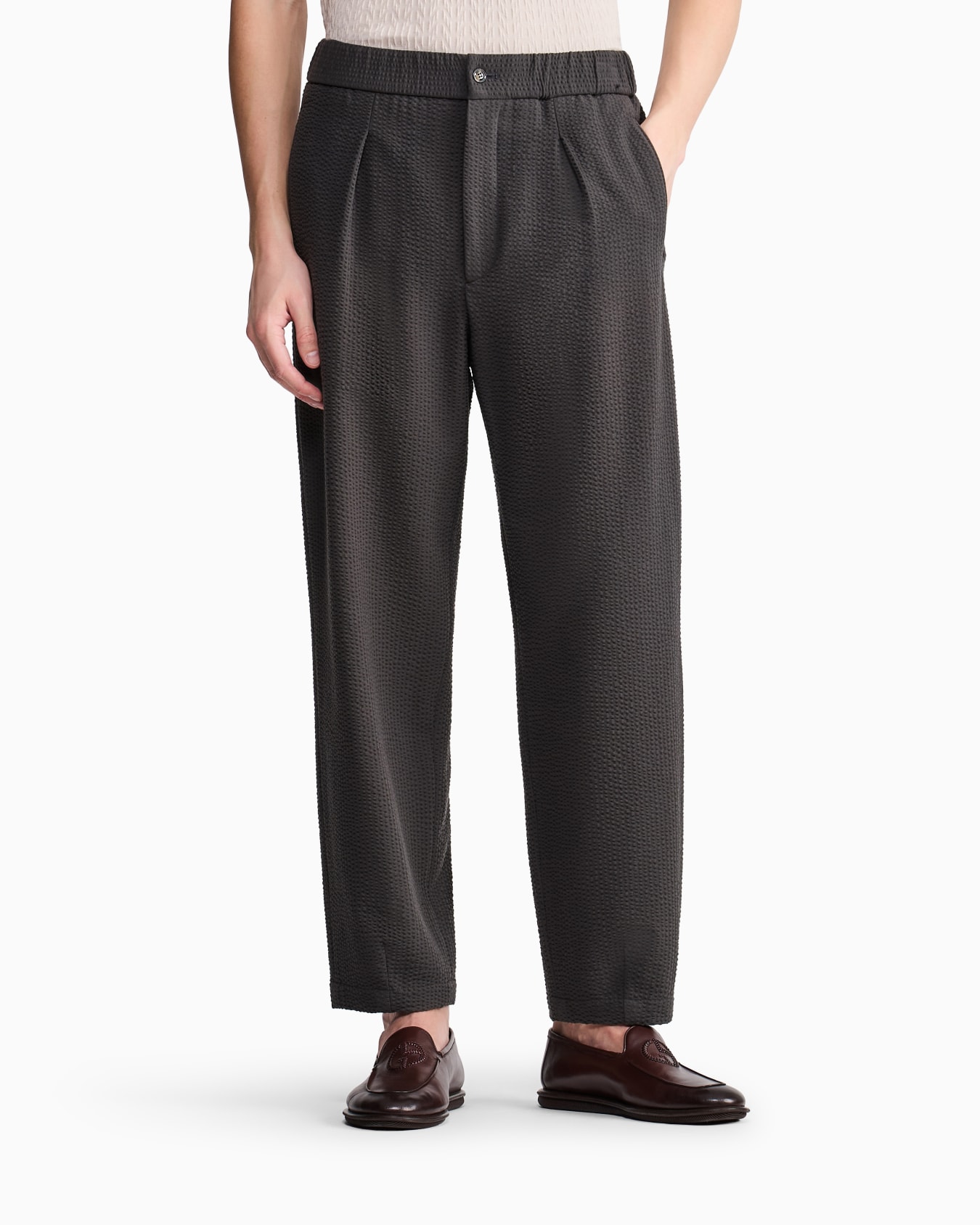 Single-pleat, virgin wool and cashmere seersucker trousers Slide 3
