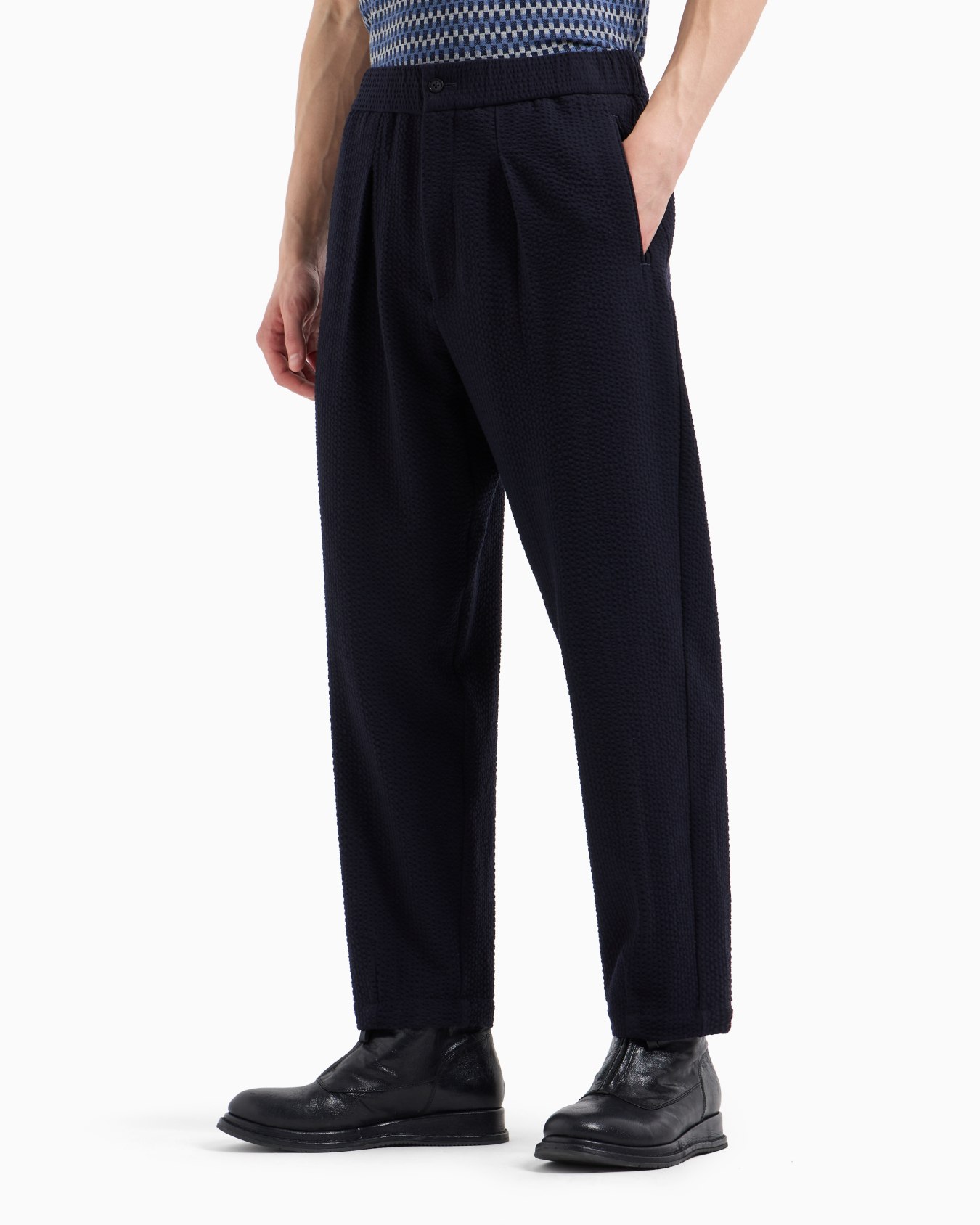 Single-pleat, virgin wool and cashmere seersucker trousers Slide 4