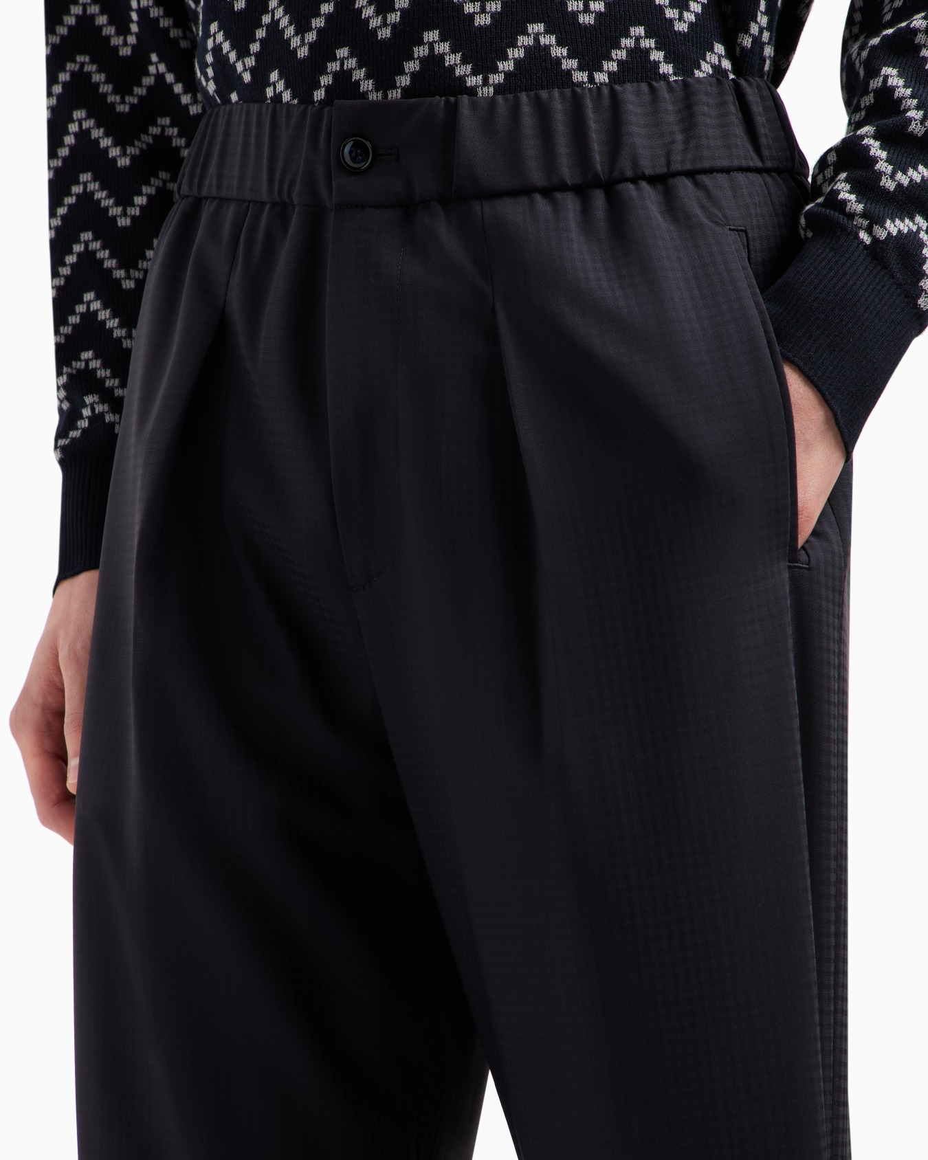 Single-dart, wool-canvas trousers Slide 4