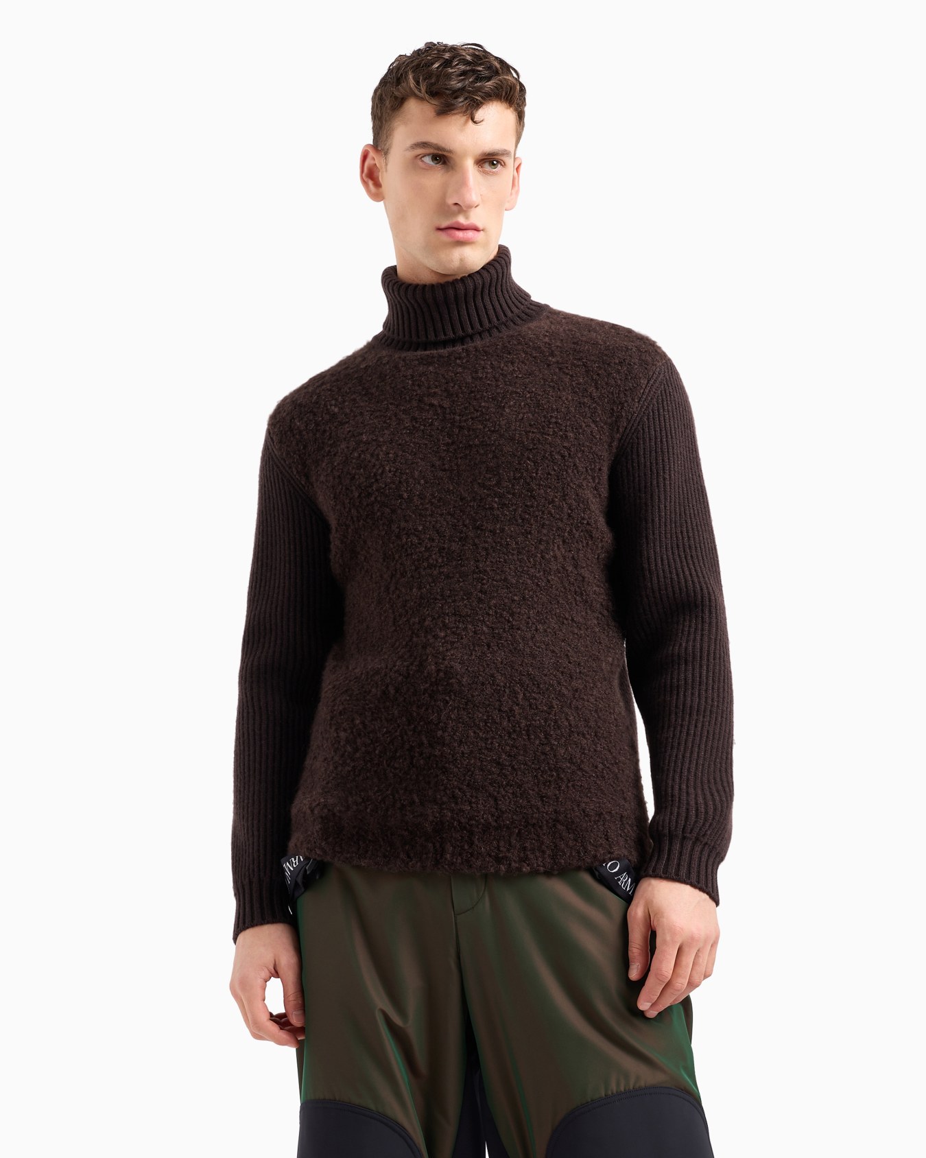 Pullover mit hohem Kragen aus Kaschmir, Wolle und Seide in Bouclé-Optik Folie 1
