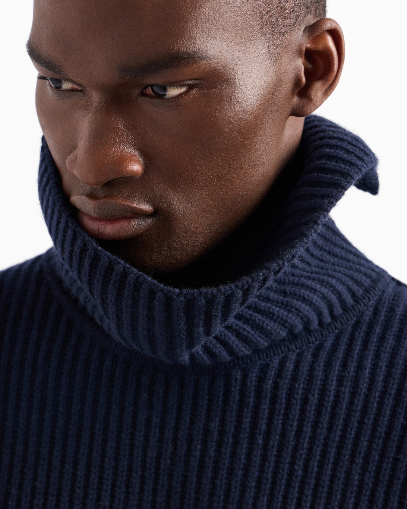 Giorgio Armani Neve two-tone turtleneck jumper in virgin wool and cashmere Slide 5
