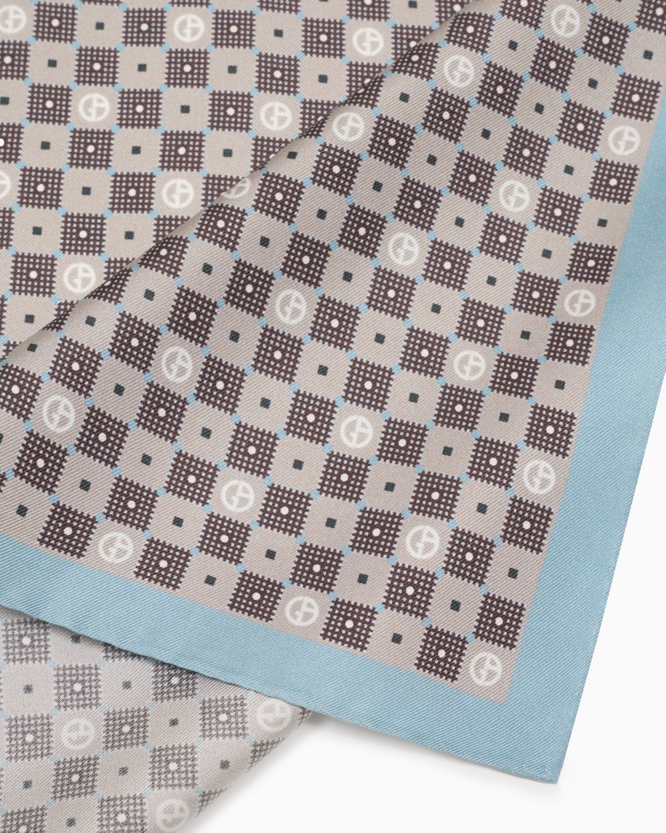 Printed silk pocket square Slide 1