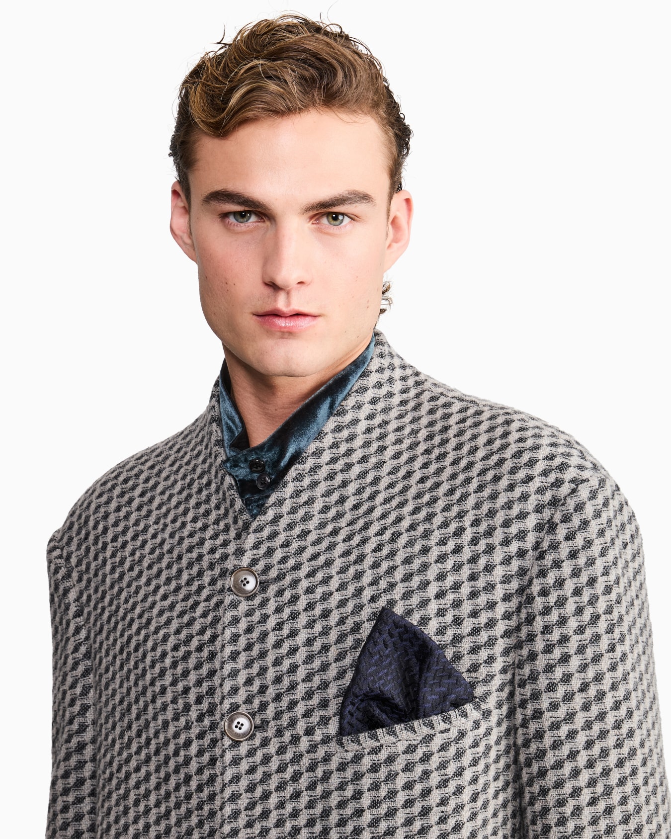 Silk pocket square with herringbone pattern Slide 2