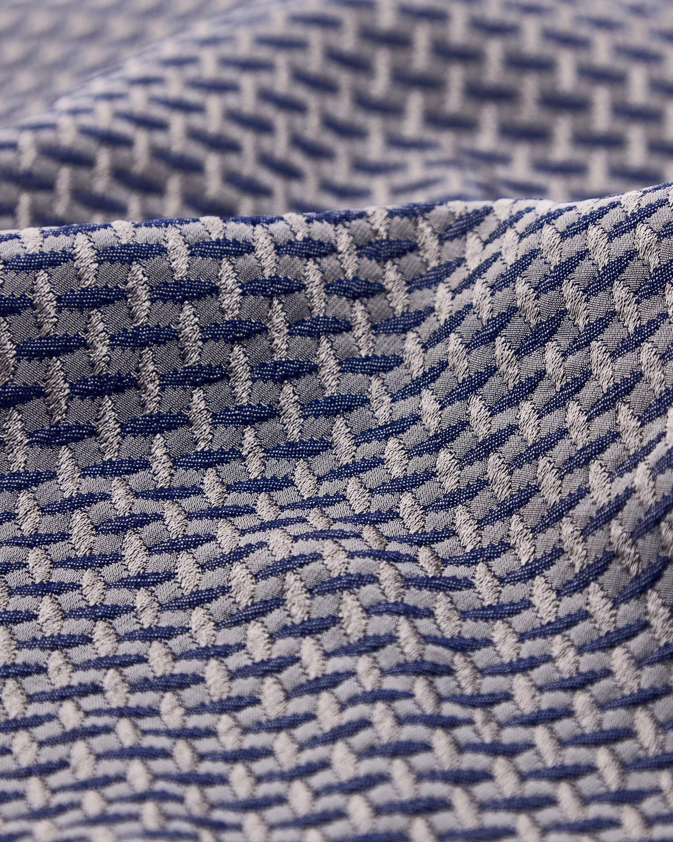 Silk pocket square with herringbone pattern Slide 1