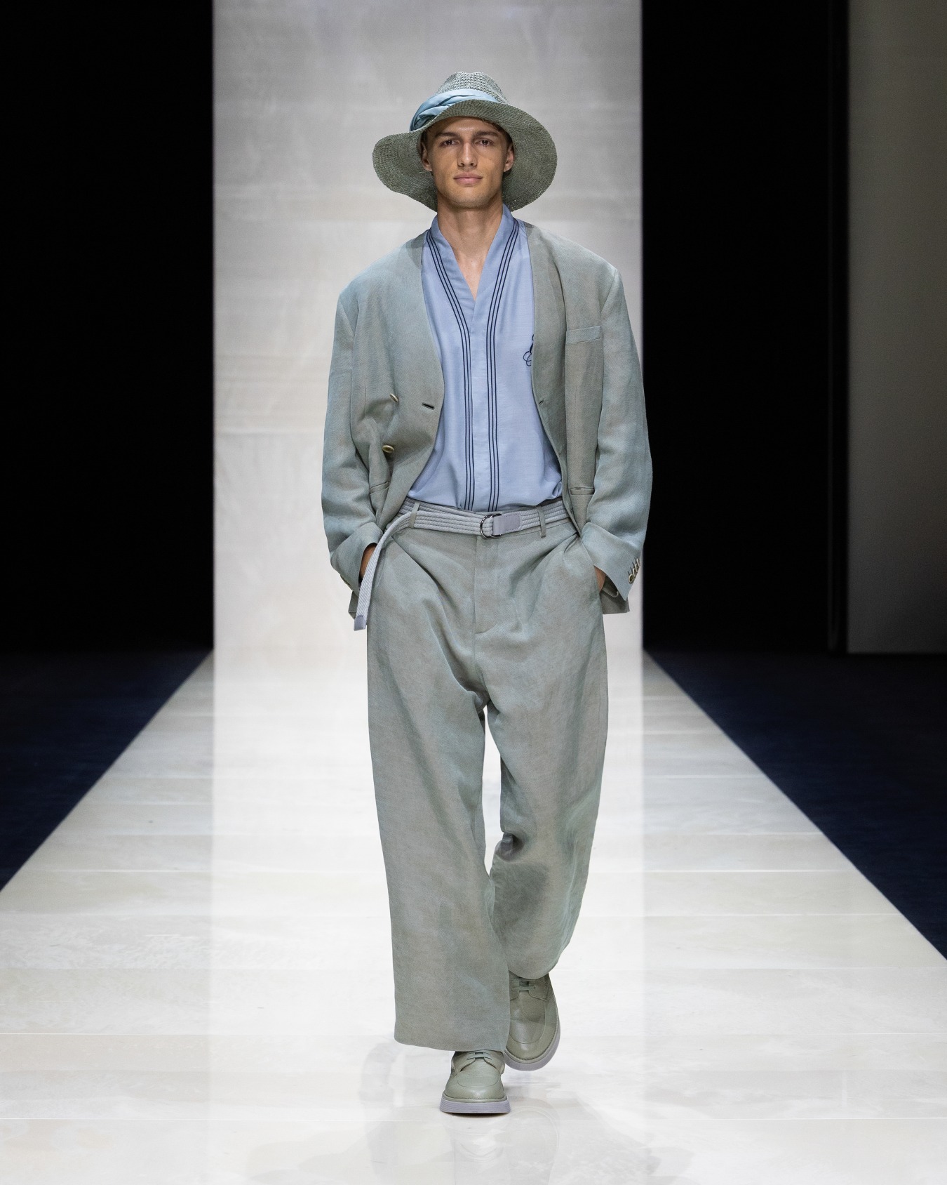 Flat-front trousers in iridescent linen twill Slide 6
